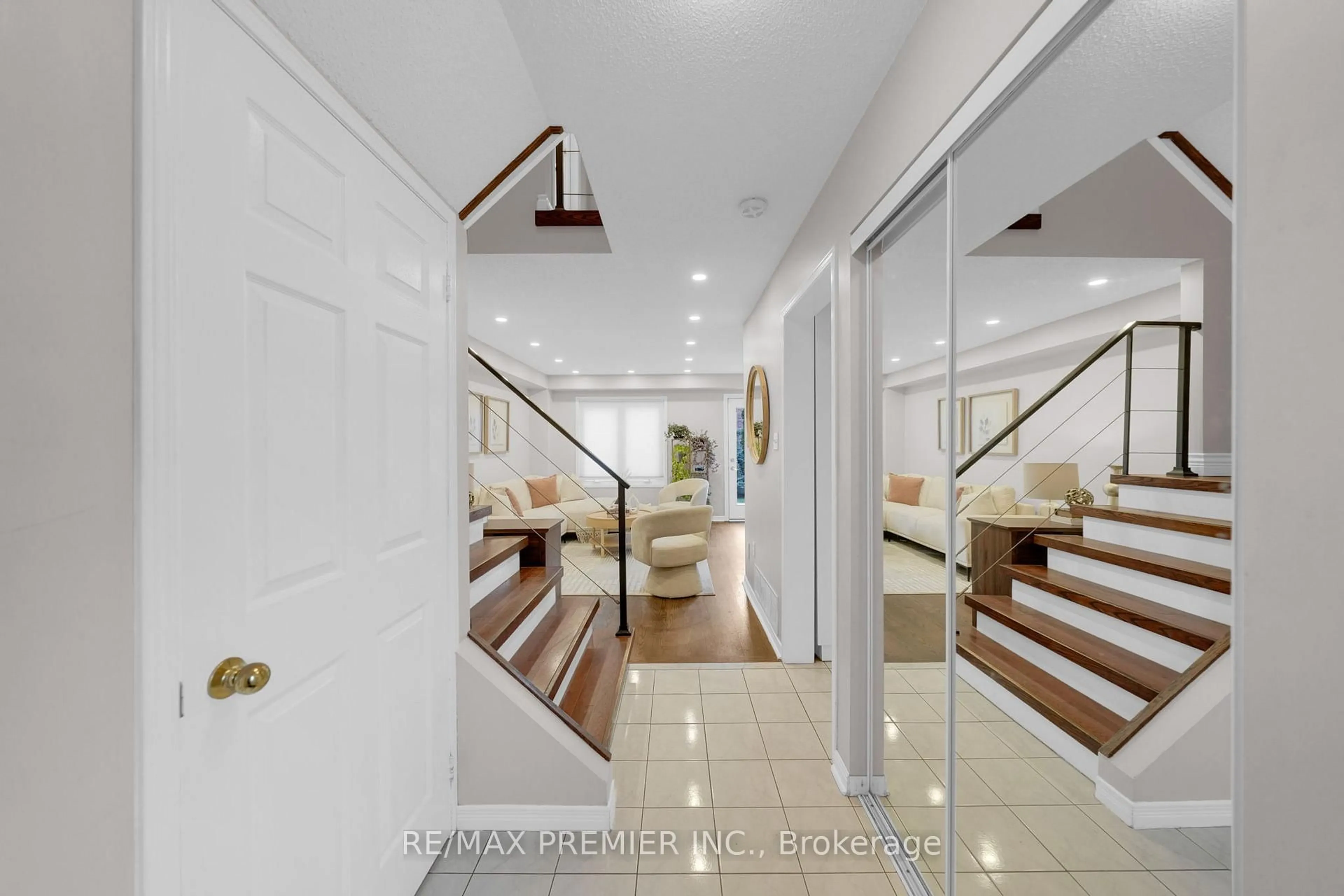 Indoor foyer for 6145 Snowy Owl Cres, Mississauga Ontario L5N 7B5