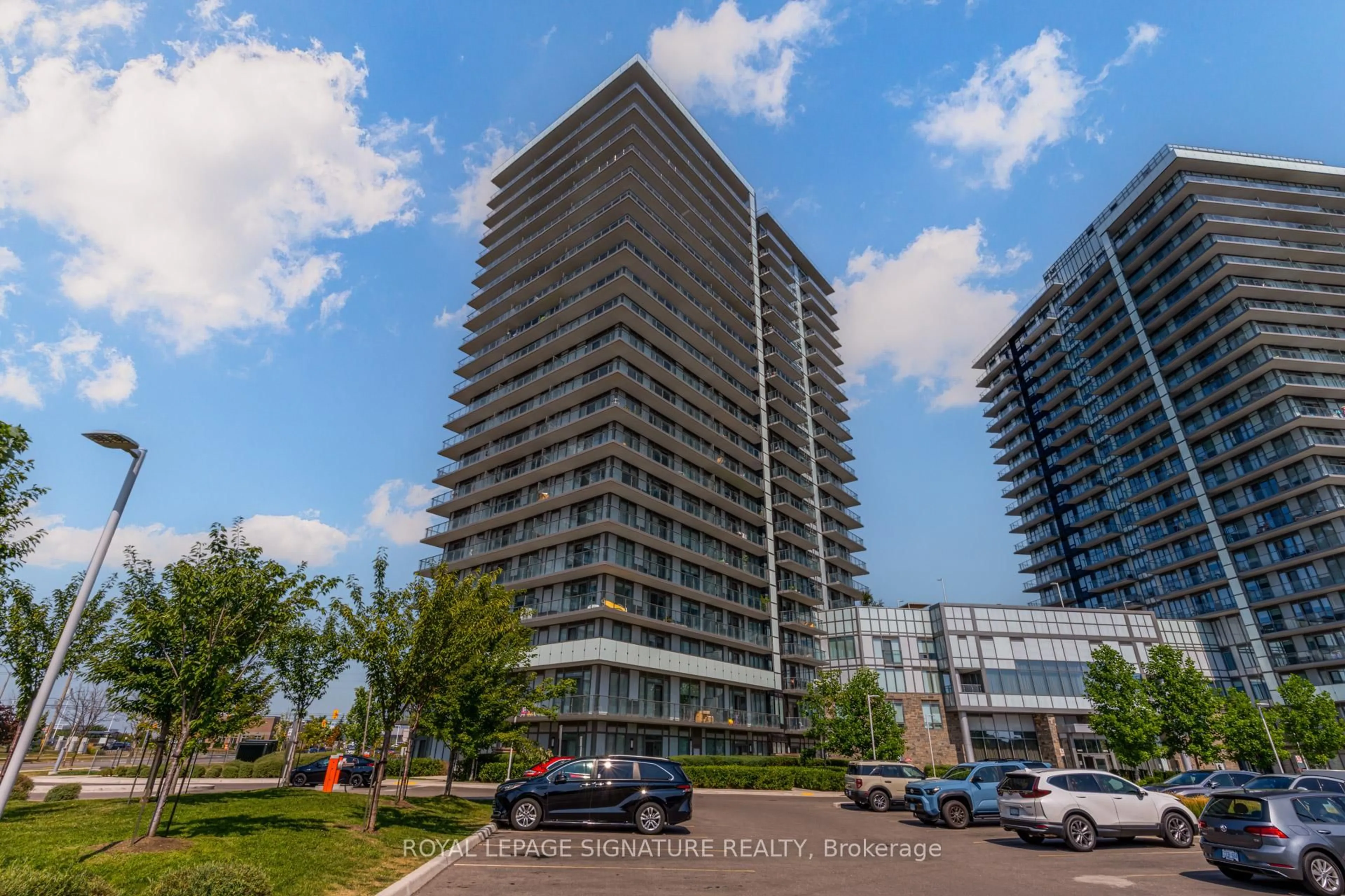 A pic from outside/outdoor area/front of a property/back of a property/a pic from drone, unknown for 4655 Metcalfe Ave #1901B, Mississauga Ontario L5M 0Z7