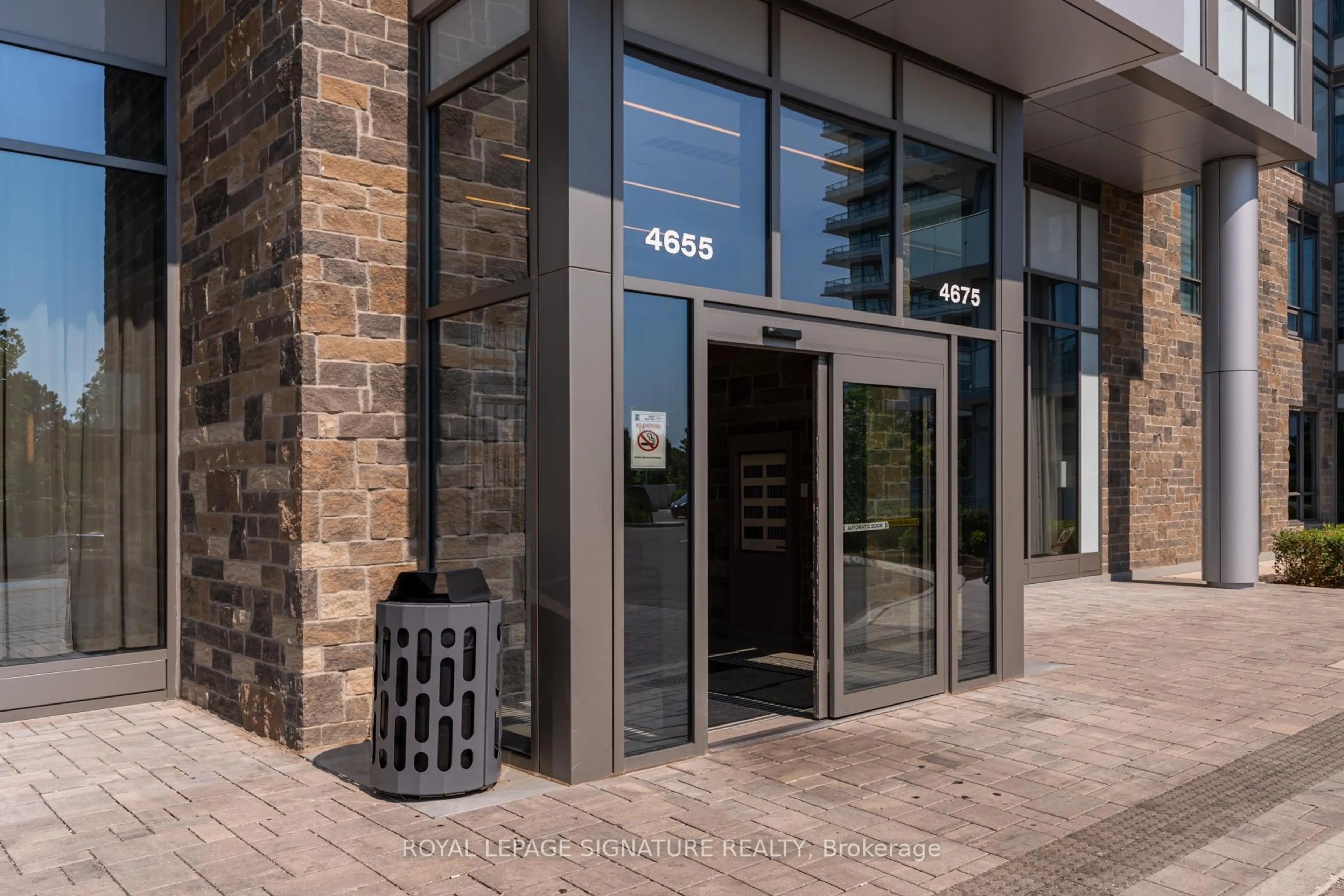 Indoor foyer for 4655 Metcalfe Ave #1901B, Mississauga Ontario L5M 0Z7
