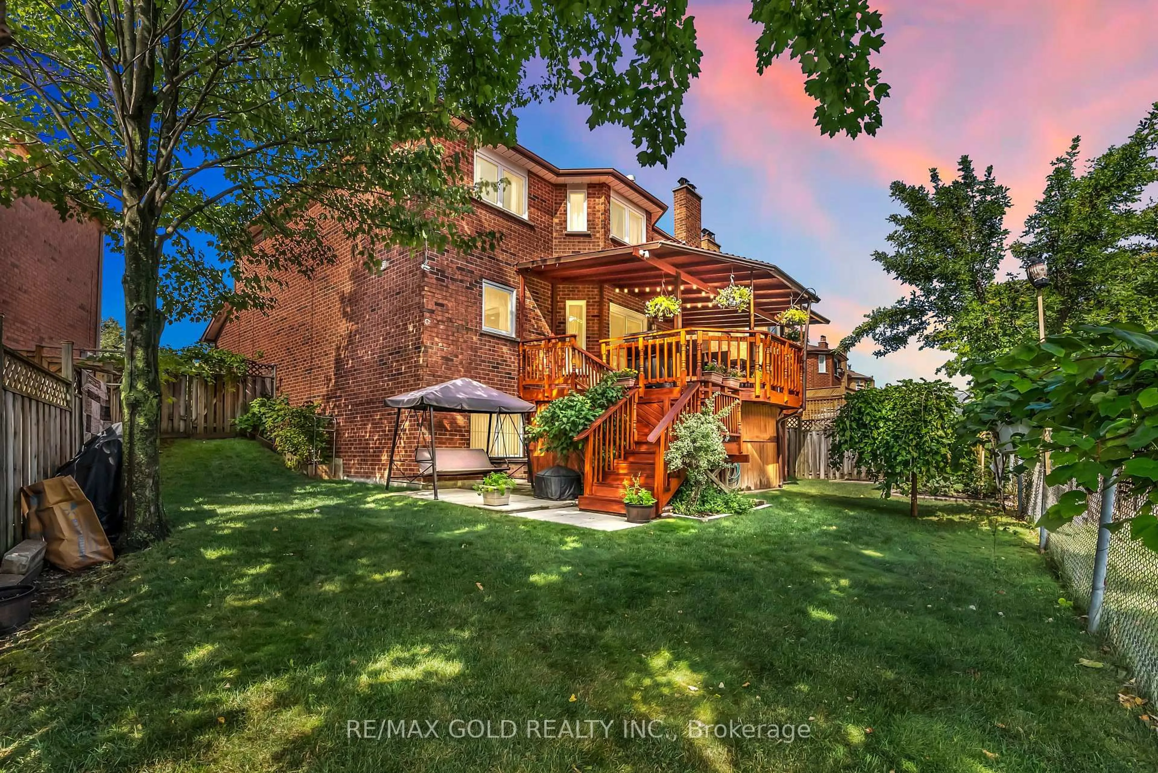 A pic from outside/outdoor area/front of a property/back of a property/a pic from drone, unknown for 552 Farwell Cres, Mississauga Ontario L5R 2A6