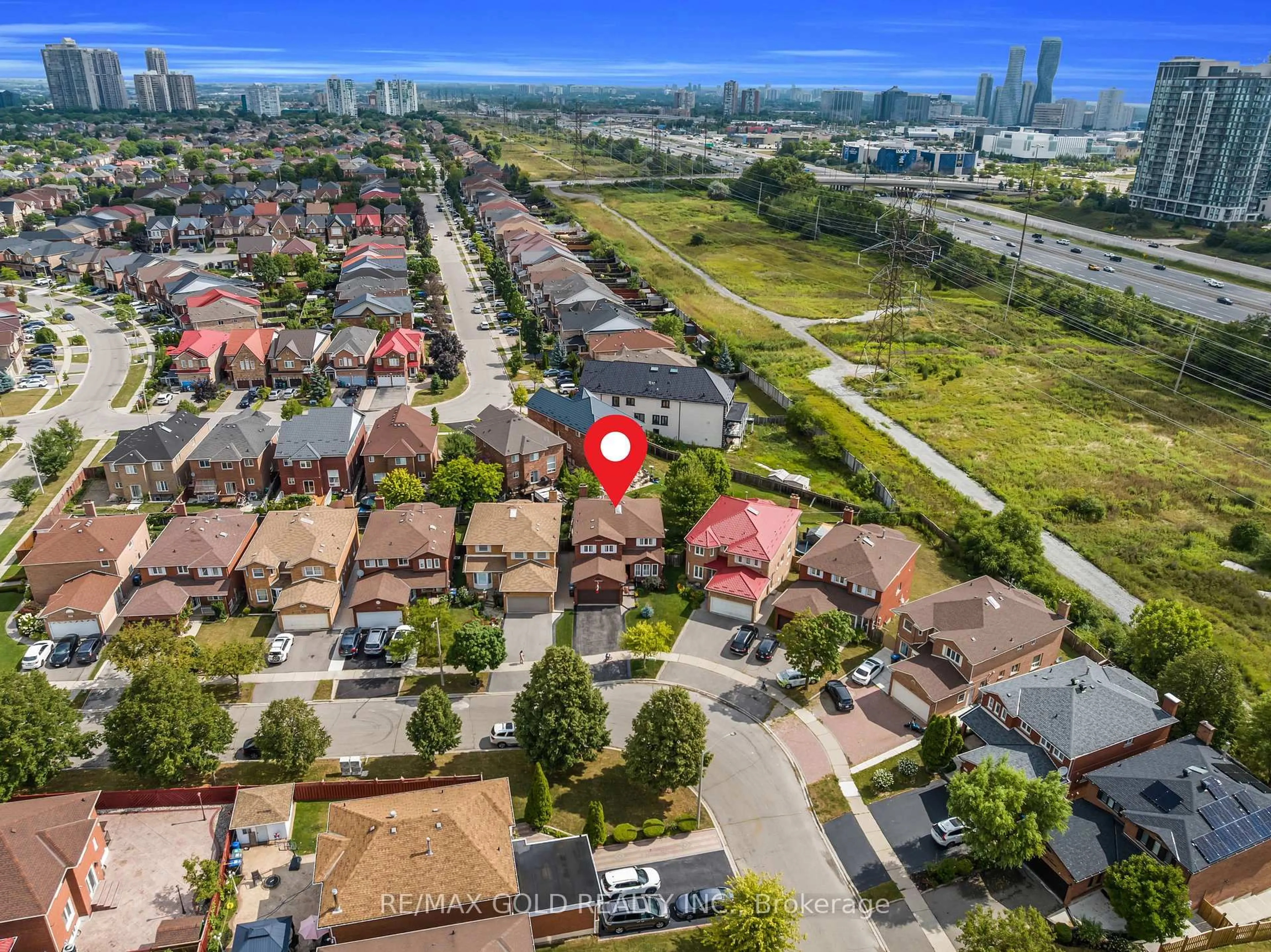 A pic from outside/outdoor area/front of a property/back of a property/a pic from drone, unknown for 552 Farwell Cres, Mississauga Ontario L5R 2A6
