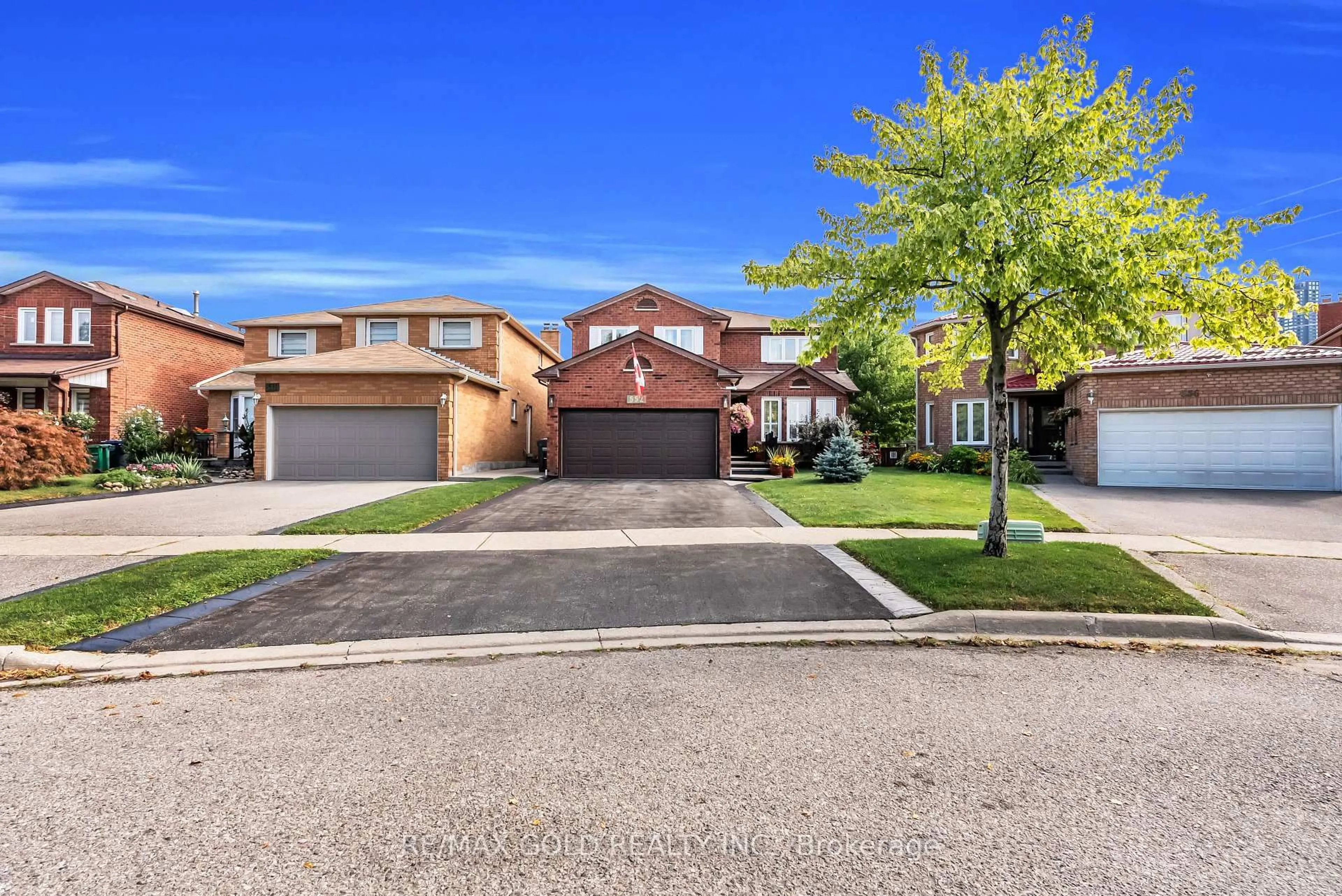 A pic from outside/outdoor area/front of a property/back of a property/a pic from drone, street for 552 Farwell Cres, Mississauga Ontario L5R 2A6