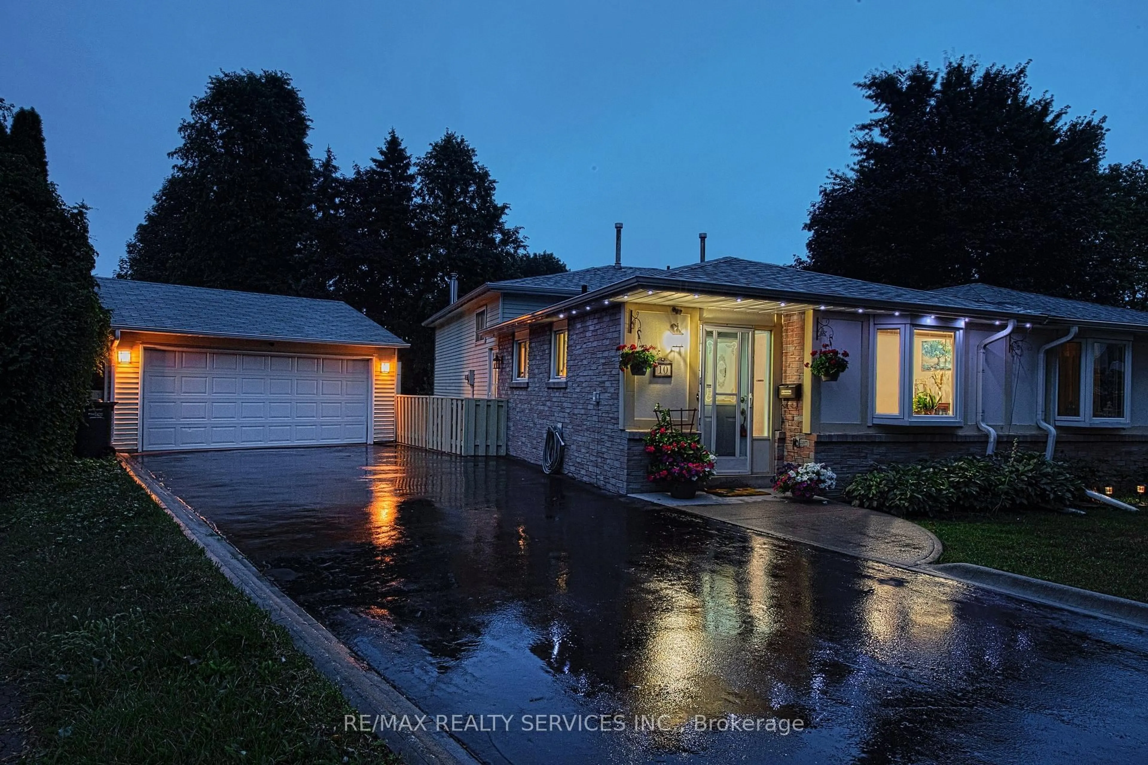 A pic from outside/outdoor area/front of a property/back of a property/a pic from drone, street for 10 Minton Pl, Brampton Ontario L6S 2S7