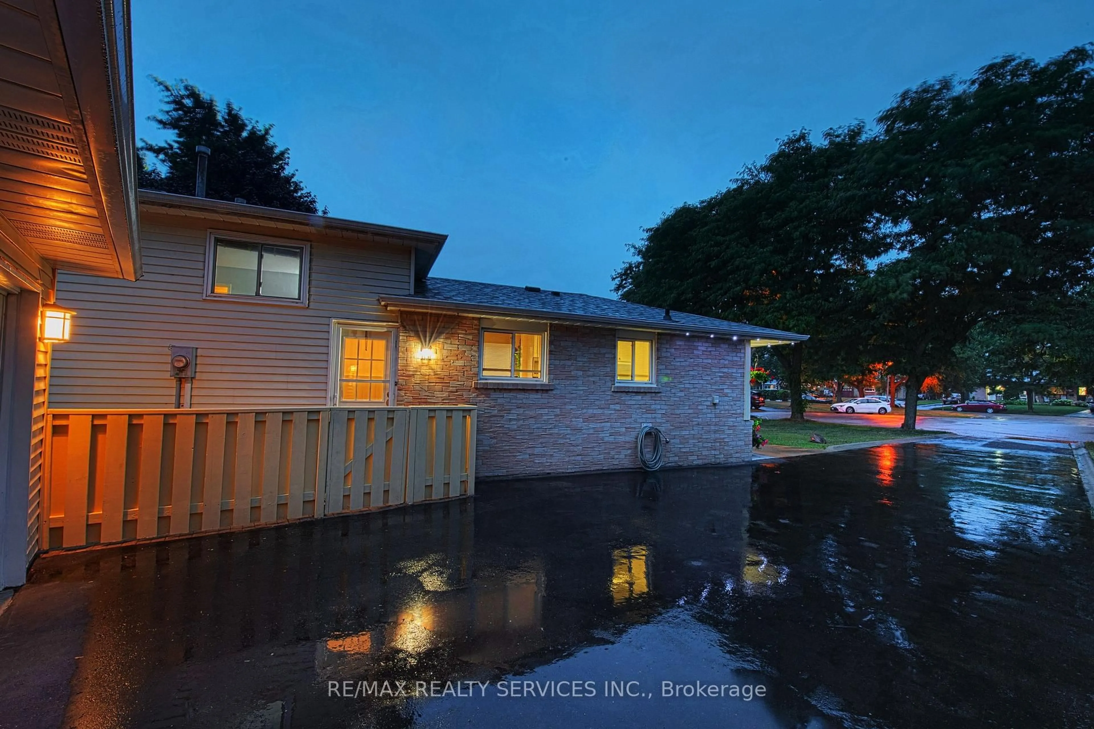 A pic from outside/outdoor area/front of a property/back of a property/a pic from drone, water/lake/river/ocean view for 10 Minton Pl, Brampton Ontario L6S 2S7
