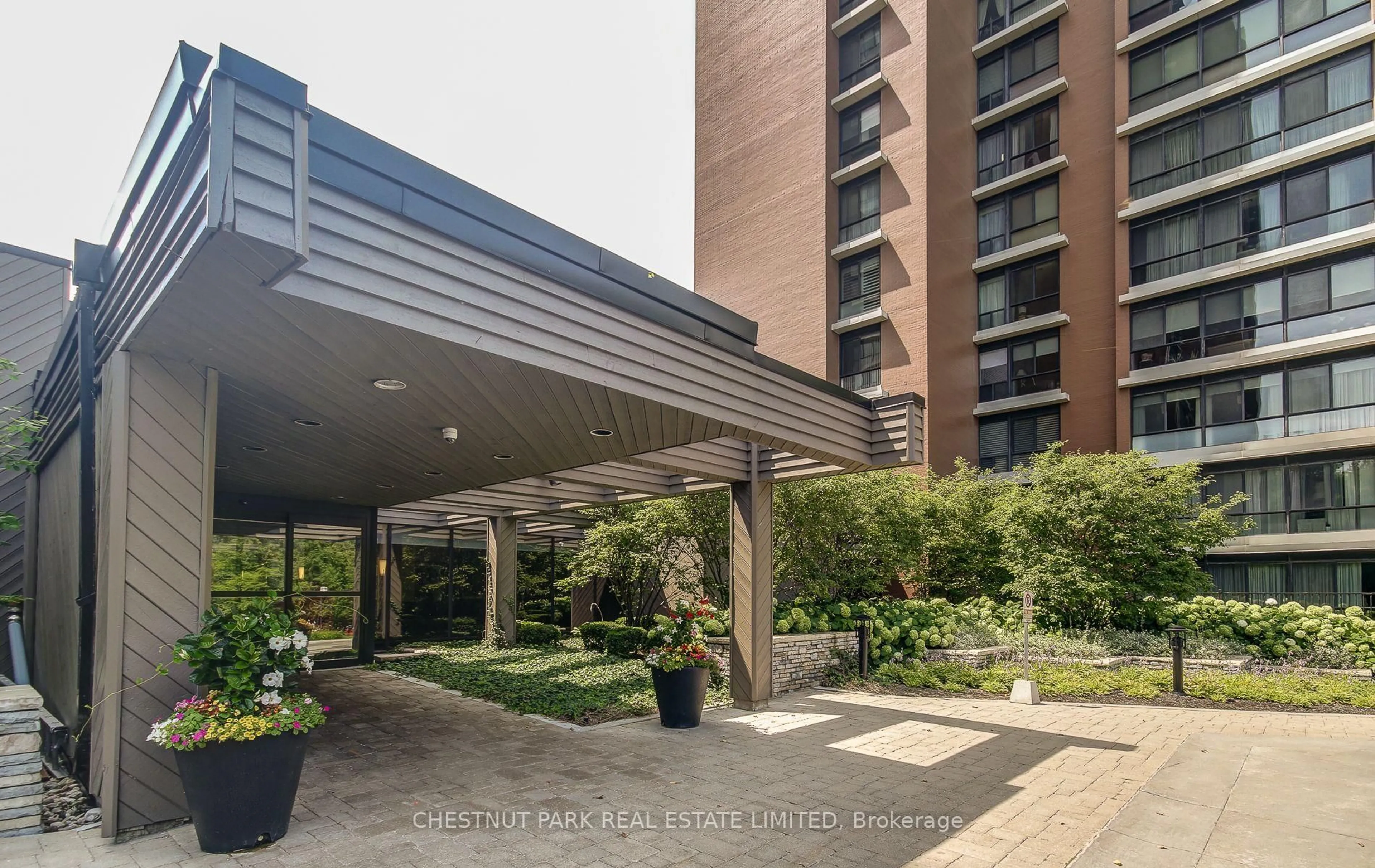 Indoor foyer for 1400 Dixie Rd #609, Mississauga Ontario L5E 3E1