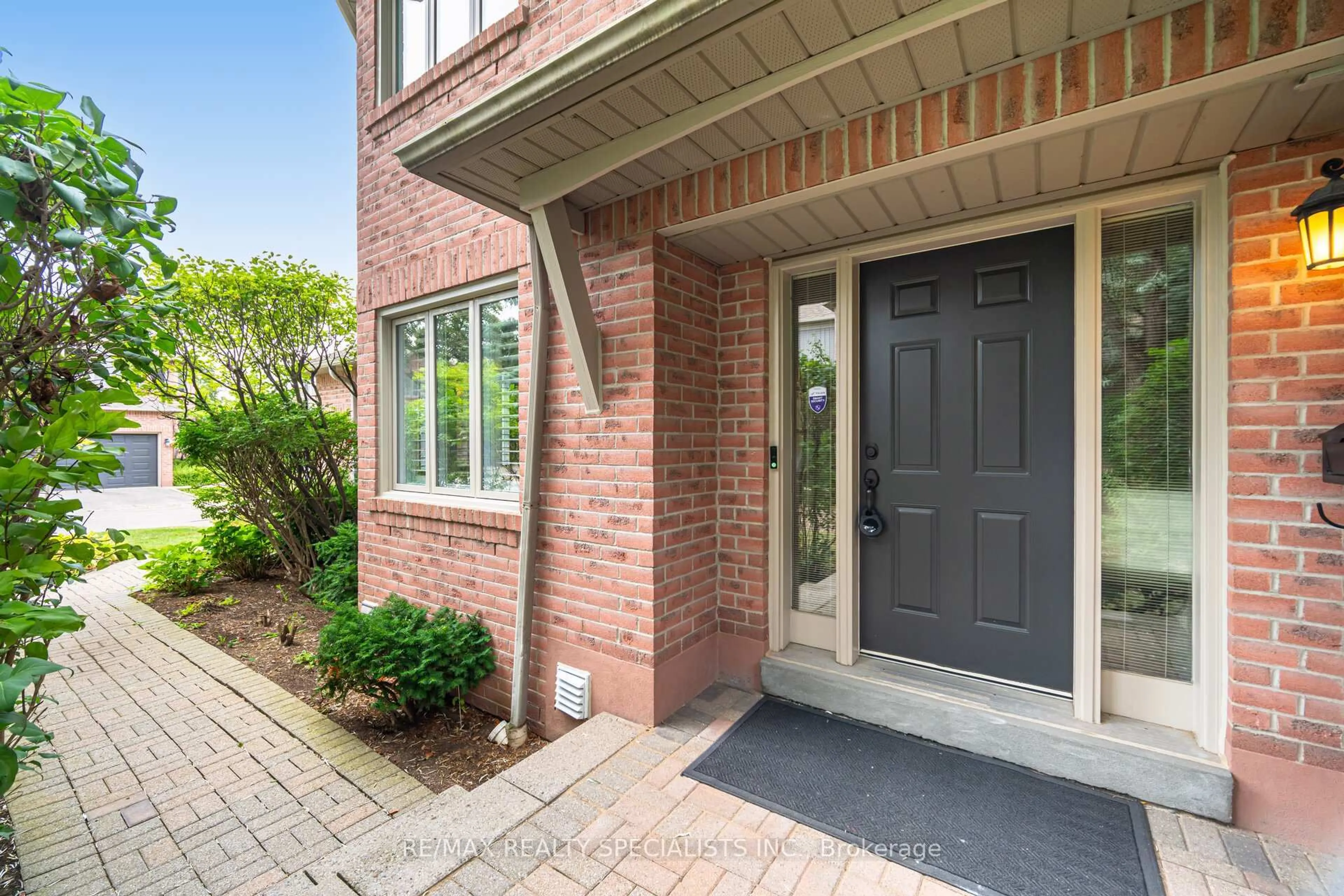 Home with brick exterior material, street for 5480 Glen Erin Dr #92, Mississauga Ontario L5M 5R3