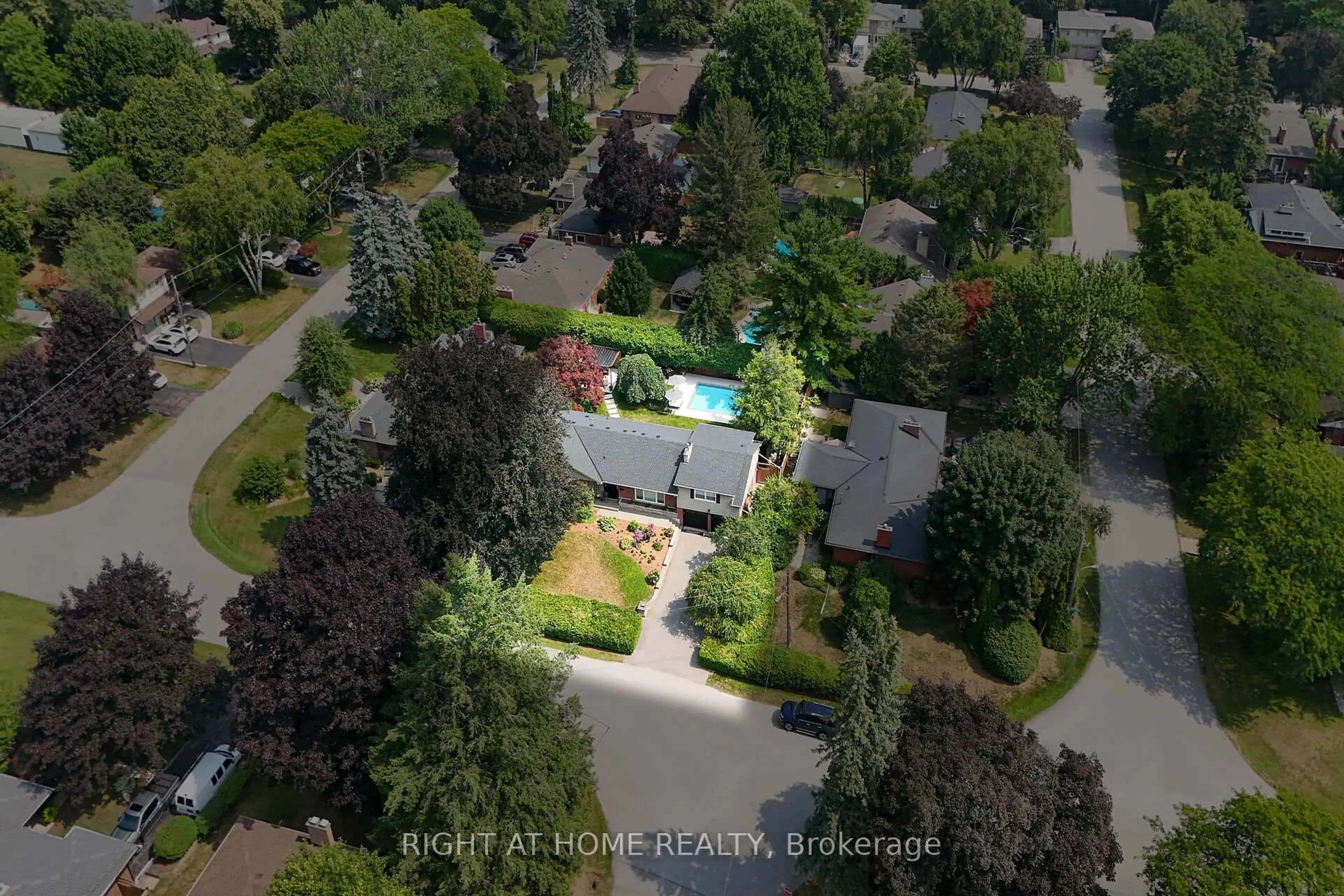 A pic from outside/outdoor area/front of a property/back of a property/a pic from drone, street for 655 Gayne Blvd, Burlington Ontario L7T 3V8