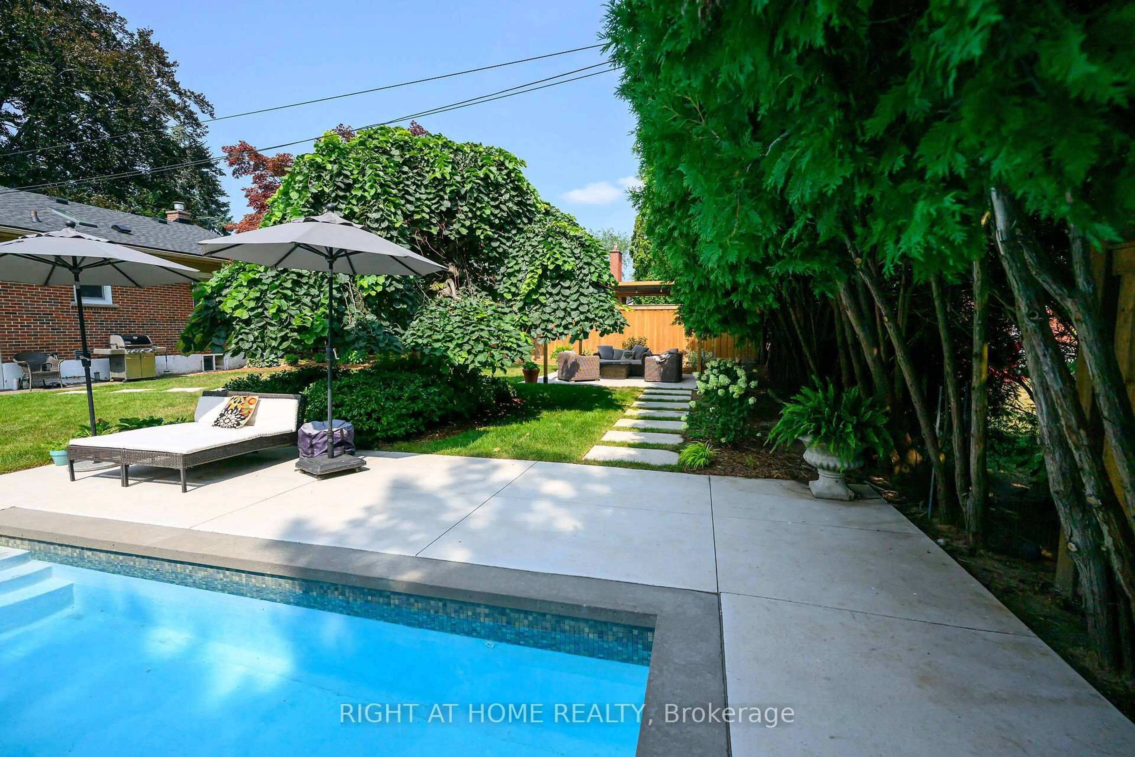 Patio, street for 655 Gayne Blvd, Burlington Ontario L7T 3V8