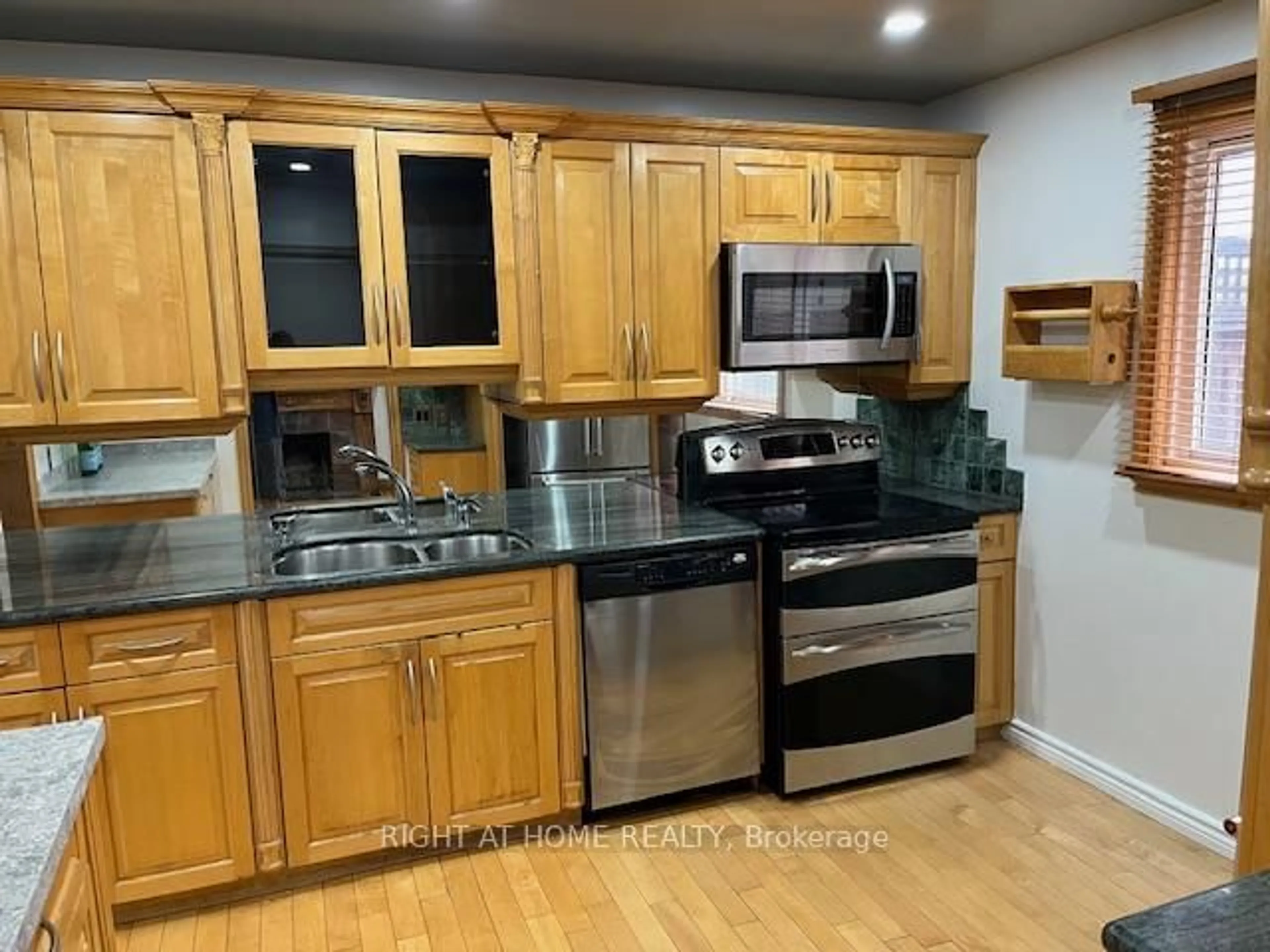 Standard kitchen, unknown for 2824 Bucklepost Cres, Mississauga Ontario L5N 1X5