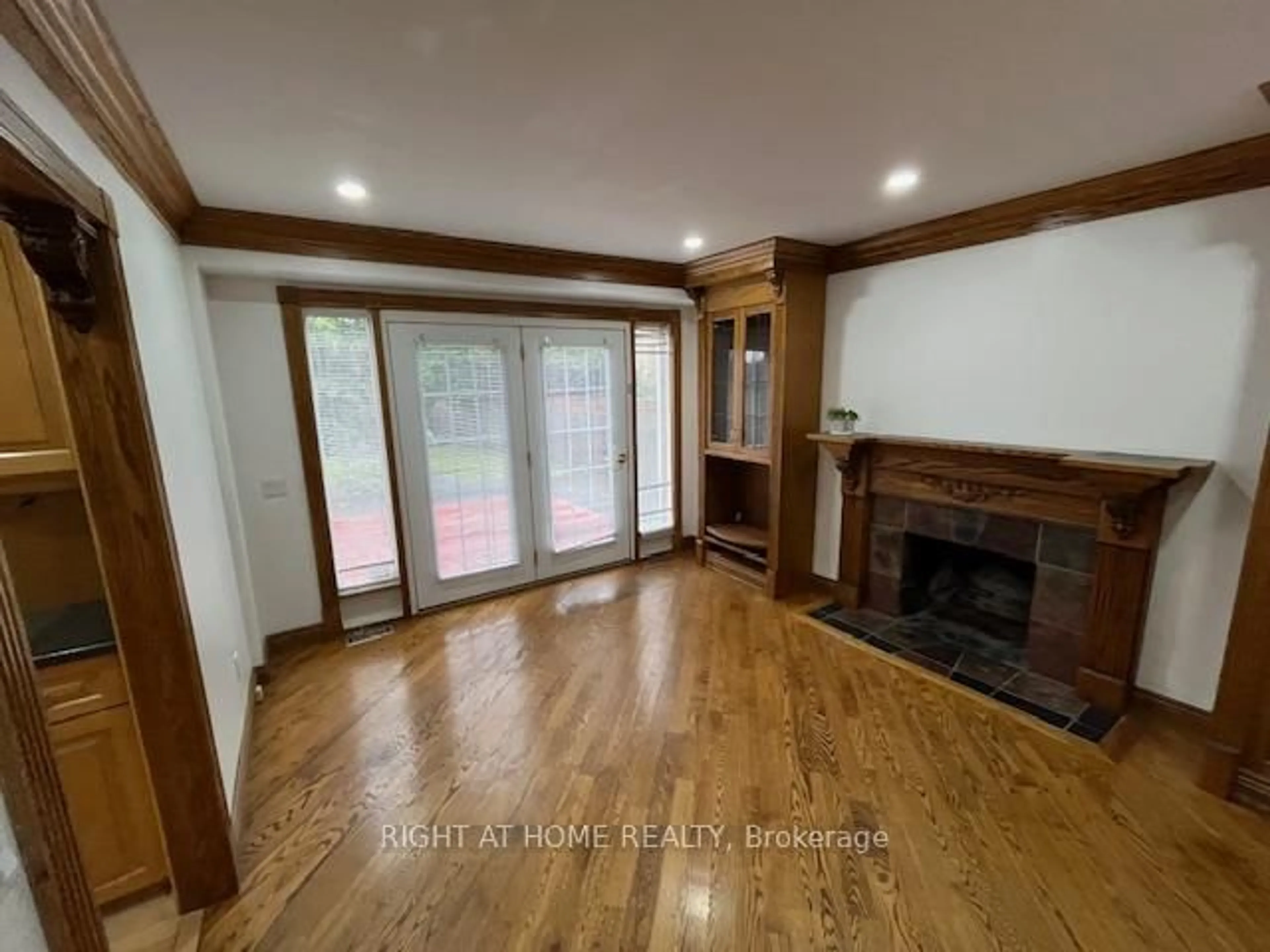 A pic of a room for 2824 Bucklepost Cres, Mississauga Ontario L5N 1X5
