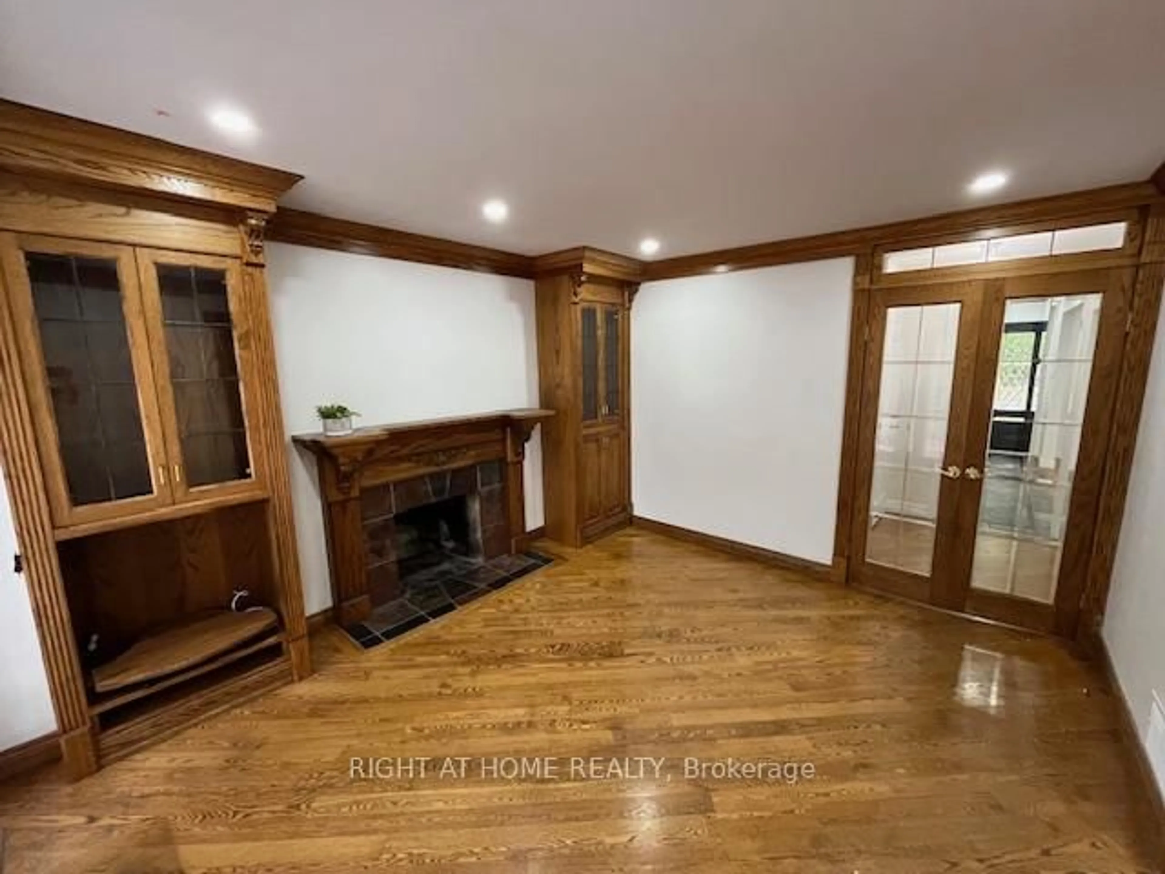 A pic of a room for 2824 Bucklepost Cres, Mississauga Ontario L5N 1X5
