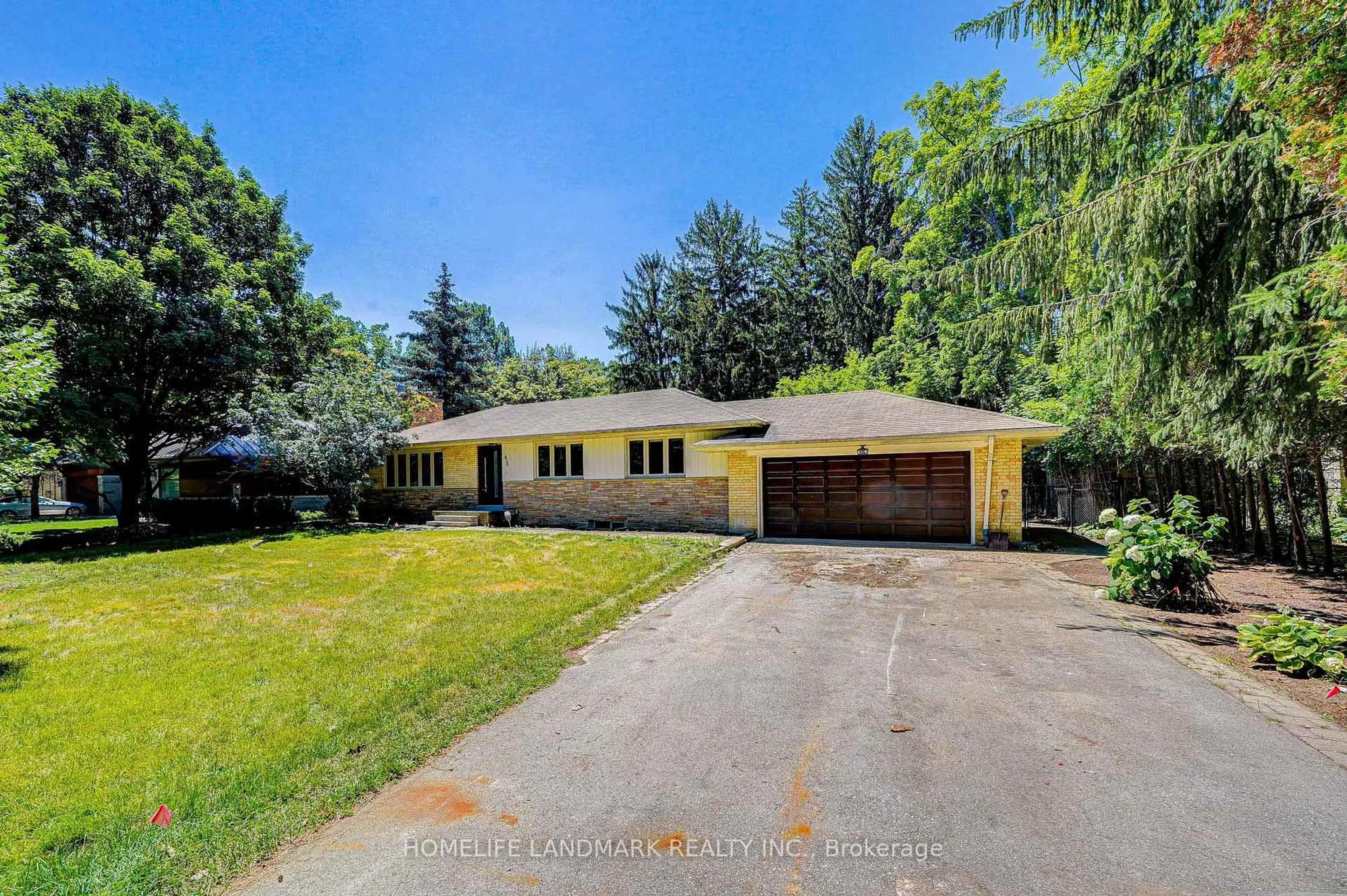 A pic from outside/outdoor area/front of a property/back of a property/a pic from drone, street for 456 Chamberlain Lane, Oakville Ontario L6J 4H5