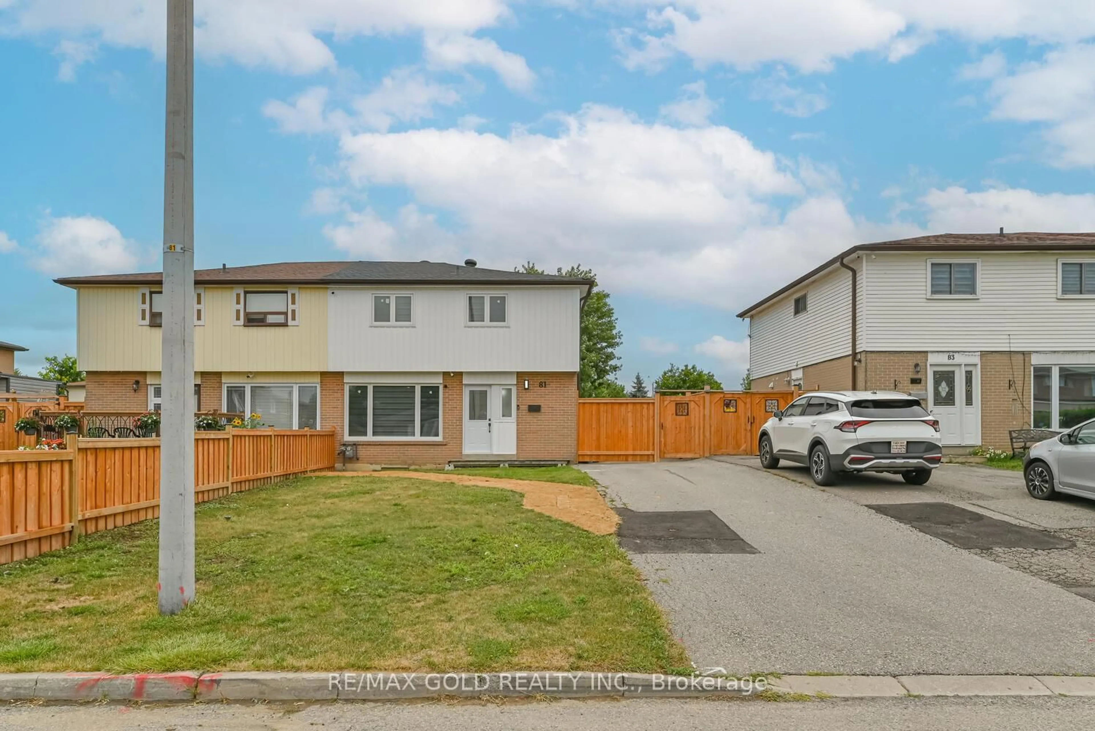 A pic from outside/outdoor area/front of a property/back of a property/a pic from drone, street for 81 Drake Blvd, Brampton Ontario L6T 3L2