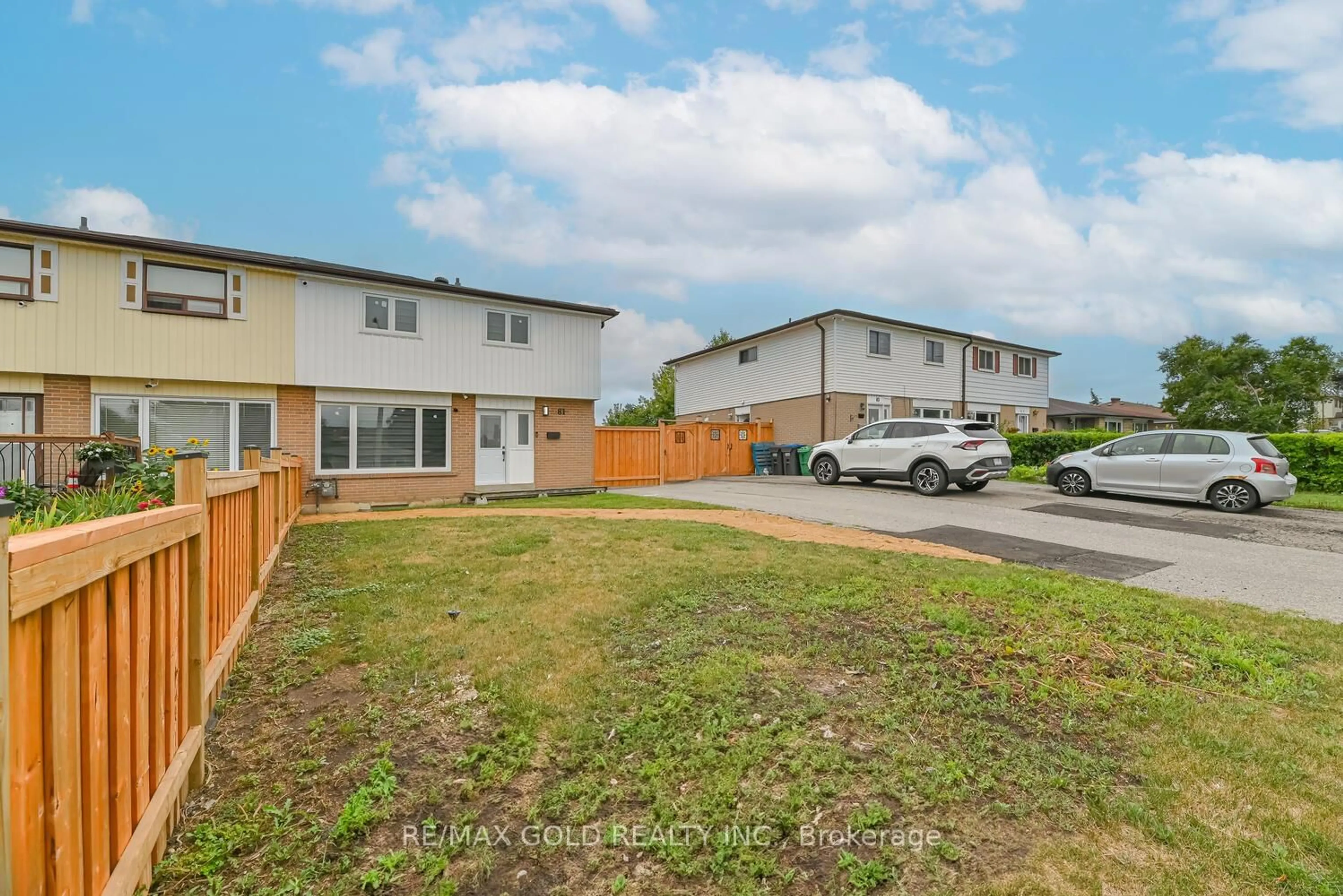 A pic from outside/outdoor area/front of a property/back of a property/a pic from drone, street for 81 Drake Blvd, Brampton Ontario L6T 3L2