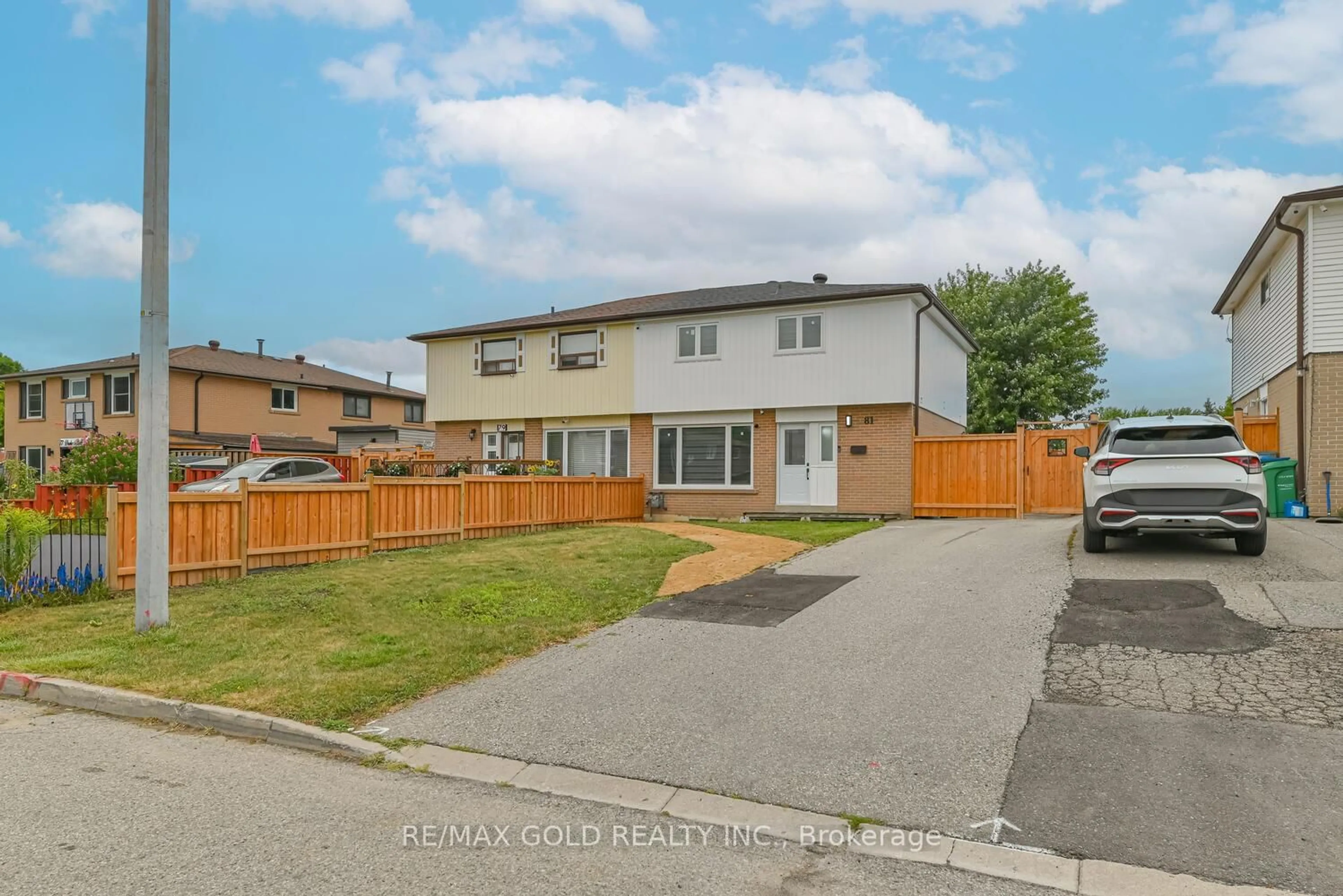 A pic from outside/outdoor area/front of a property/back of a property/a pic from drone, street for 81 Drake Blvd, Brampton Ontario L6T 3L2