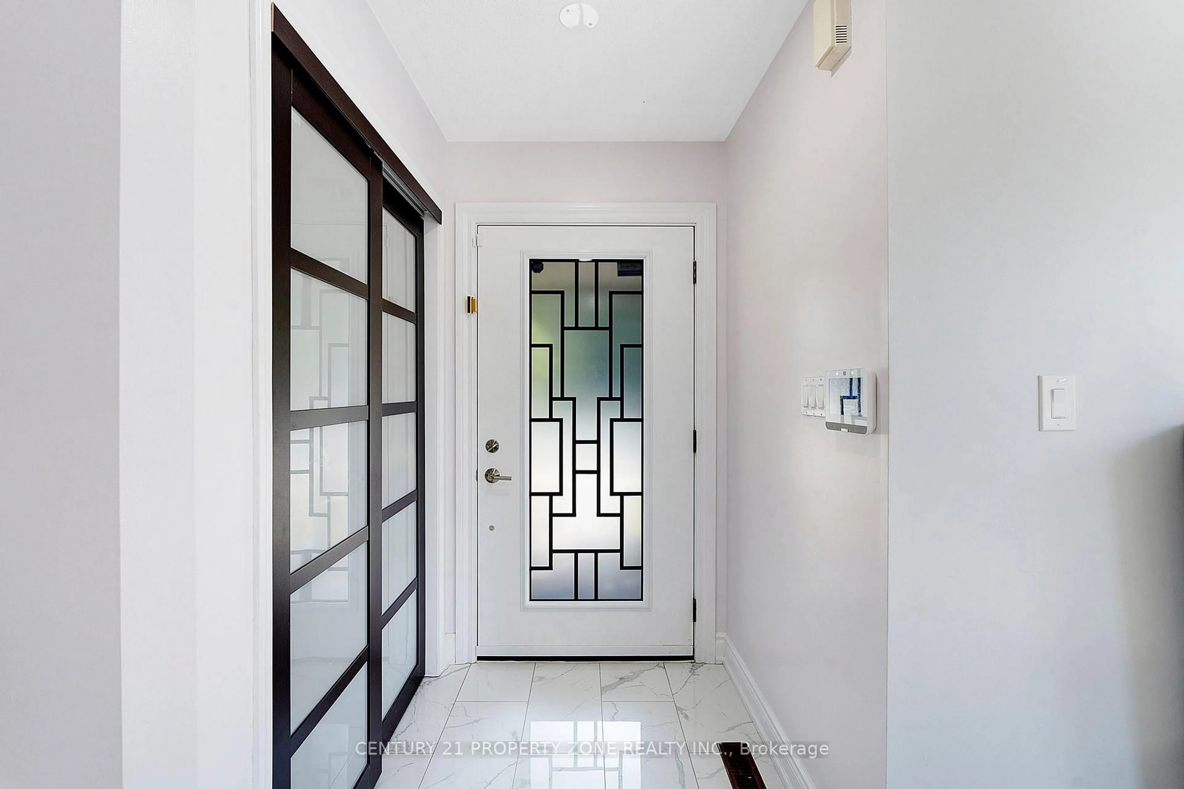 Indoor entryway for 185 Brisdale Dr, Brampton Ontario L7A 2T2