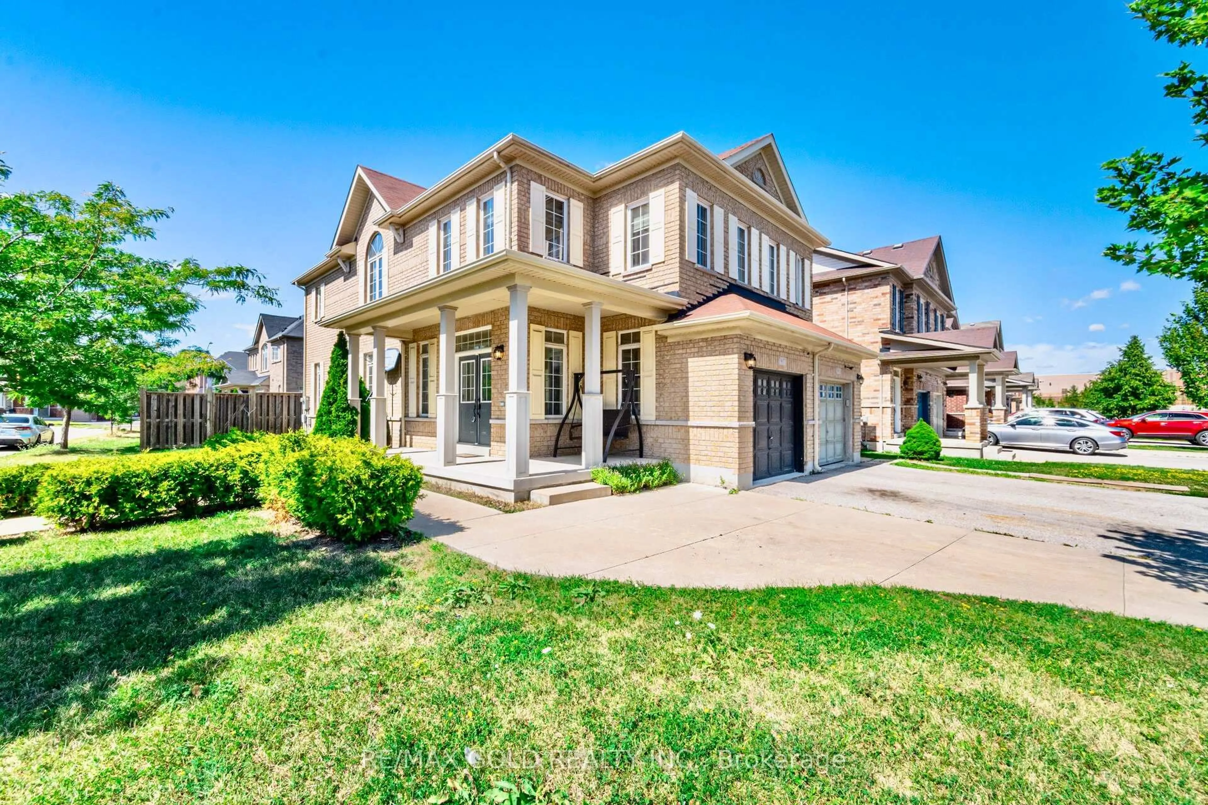 Home with vinyl exterior material, street for 917 Oasis Dr, Mississauga Ontario L5V 0C7