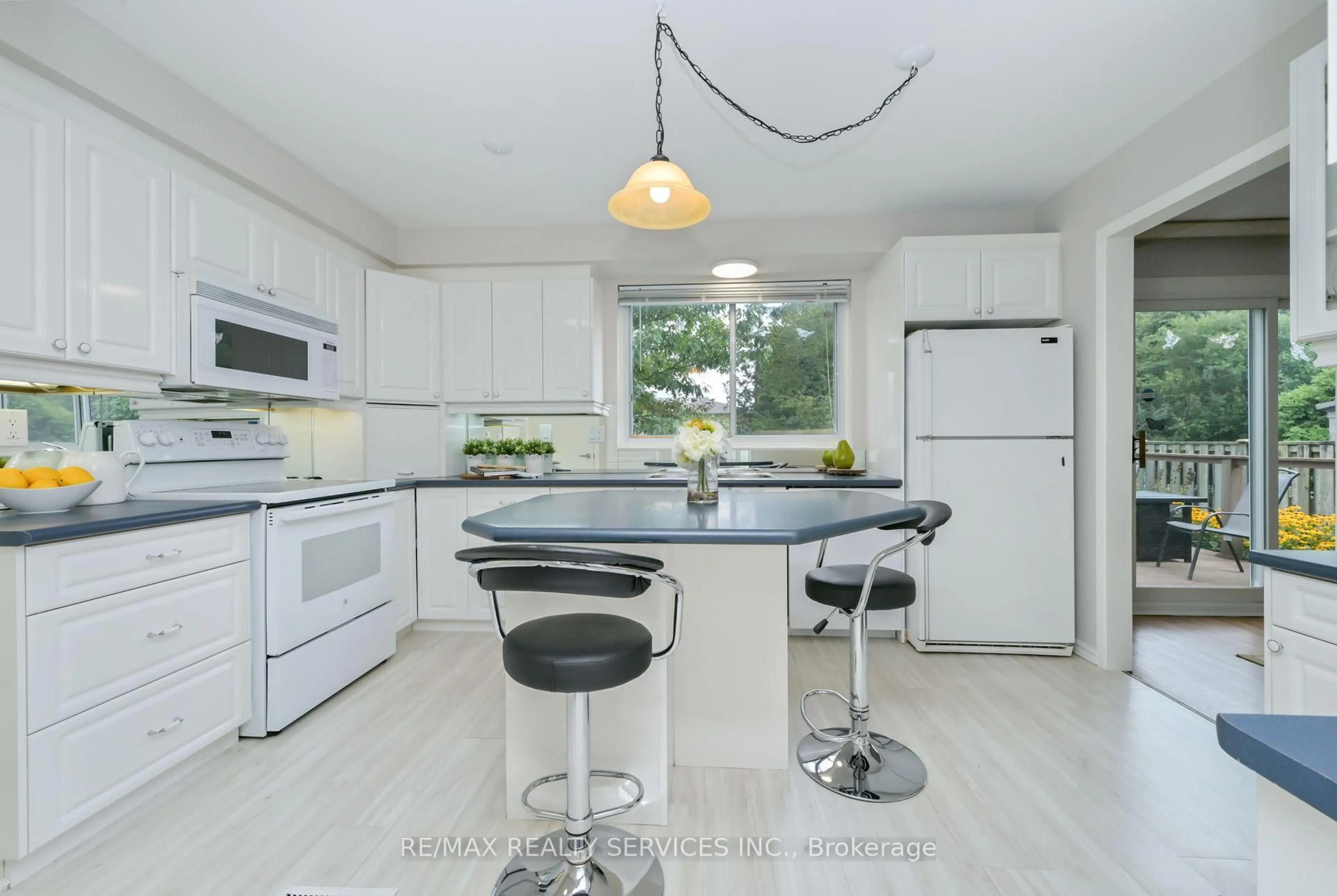 Open concept kitchen, ceramic/tile floor for 23 Governor Grove Cres, Brampton Ontario L6Y 1A5