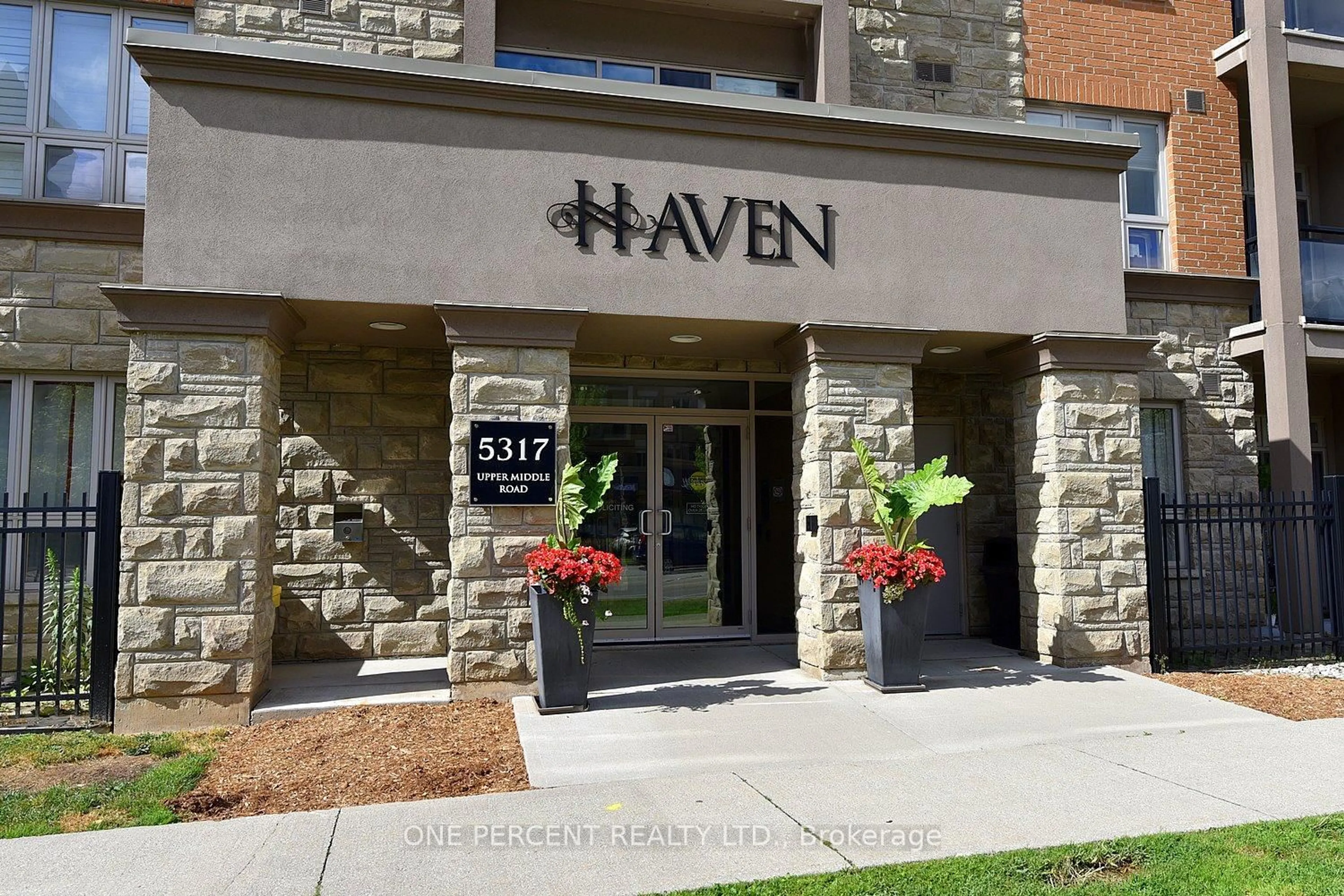 Indoor foyer for 5317 Upper Middle Rd #231, Burlington Ontario L7L 0G8