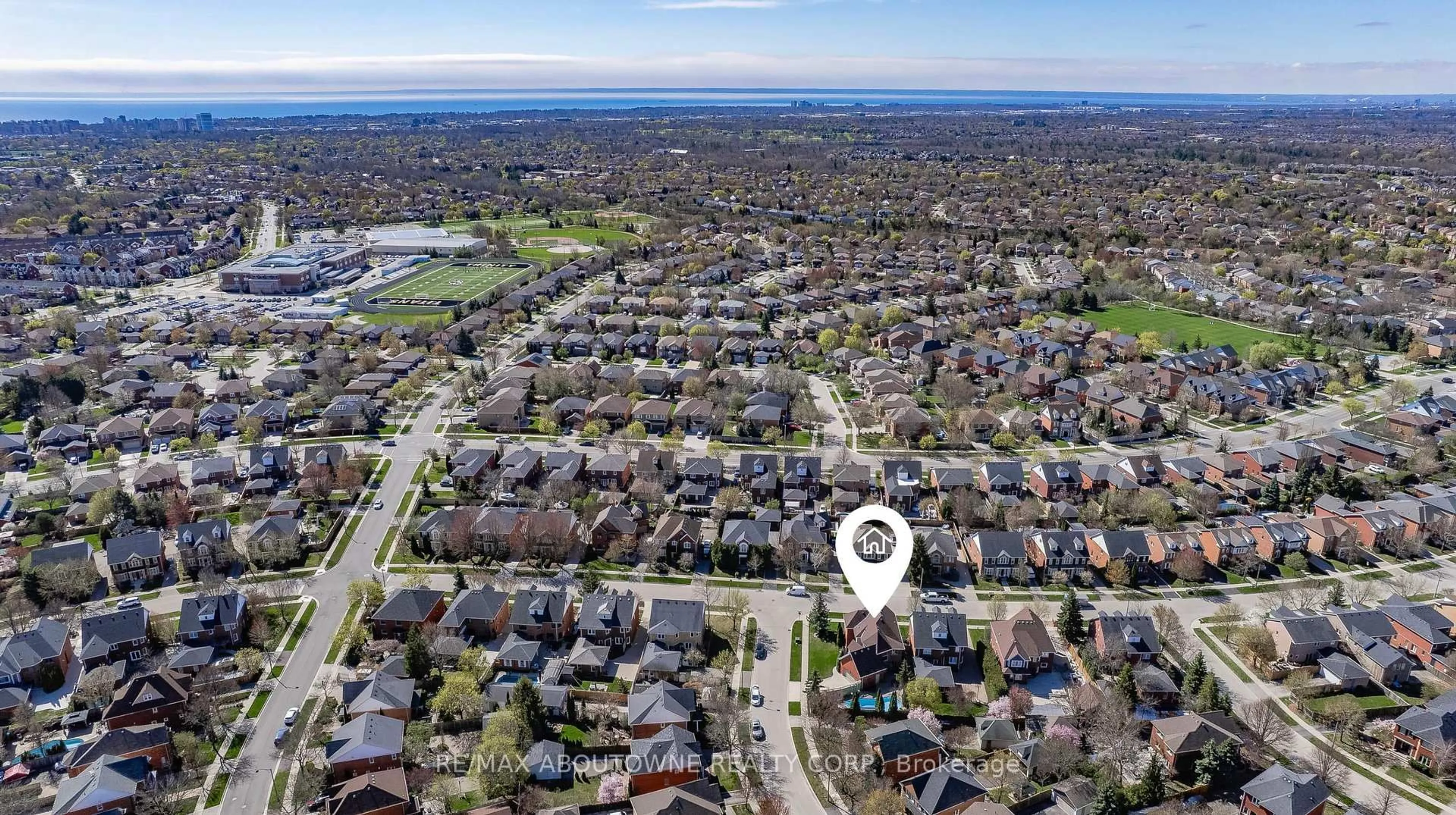 A pic from outside/outdoor area/front of a property/back of a property/a pic from drone, street for 101 Westchester Rd, Oakville Ontario L6H 6H8