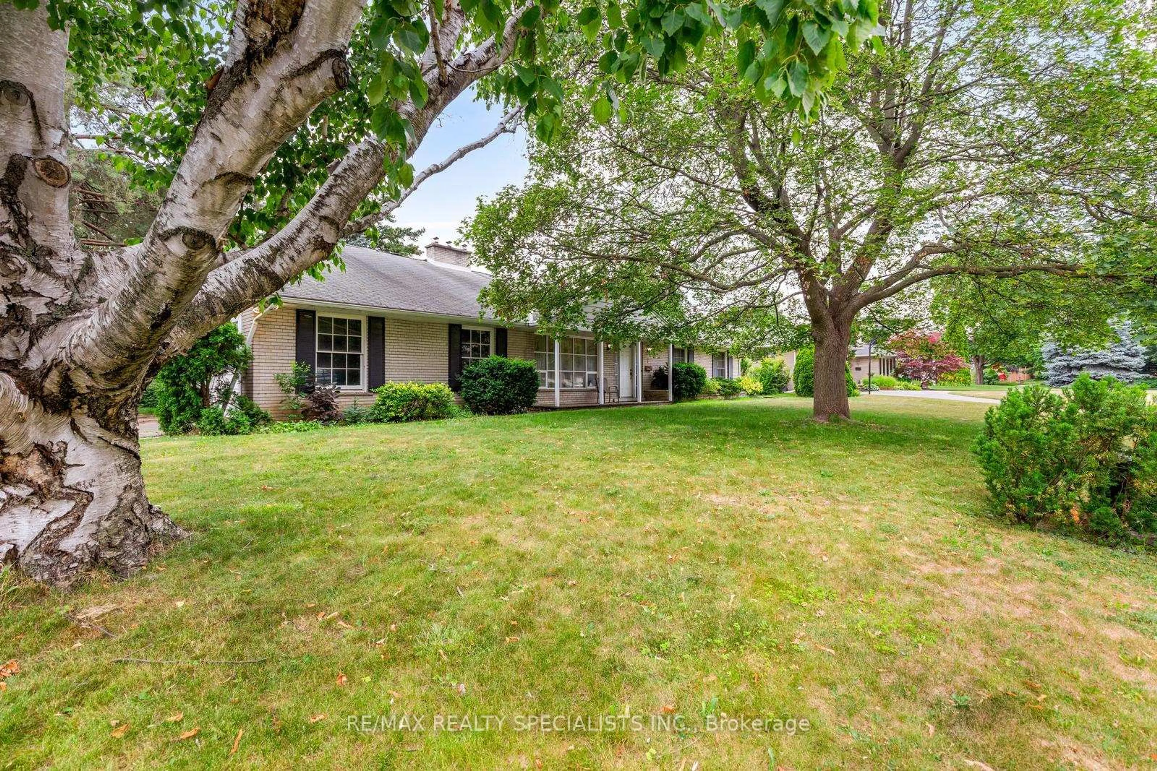 A pic from outside/outdoor area/front of a property/back of a property/a pic from drone, street for 9 Prince George Dr, Toronto Ontario M9A 1X9