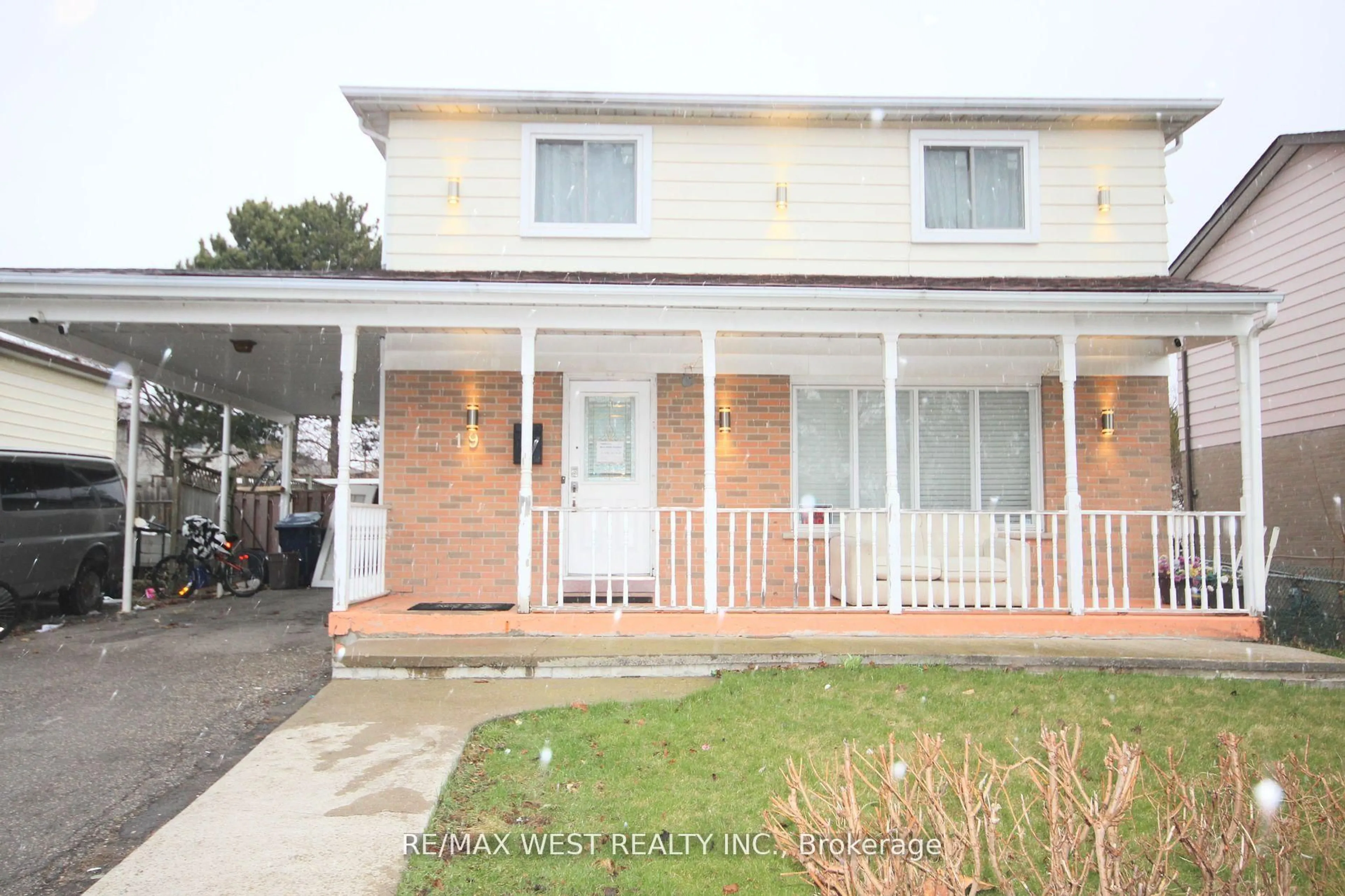 Home with vinyl exterior material, street for 19 Lynmont Rd, Toronto Ontario M9V 3W7