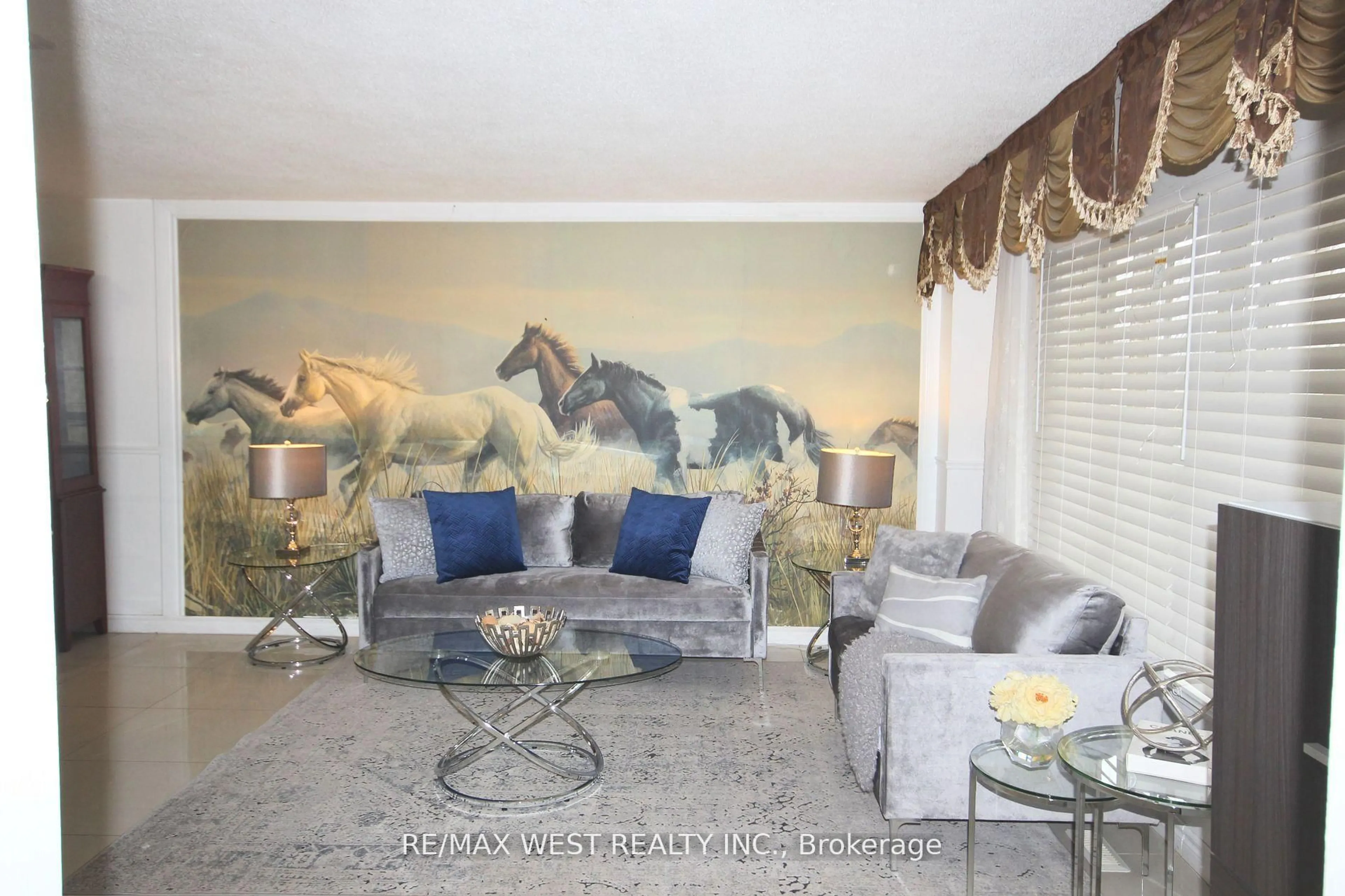 Living room with furniture, unknown for 19 Lynmont Rd, Toronto Ontario M9V 3W7