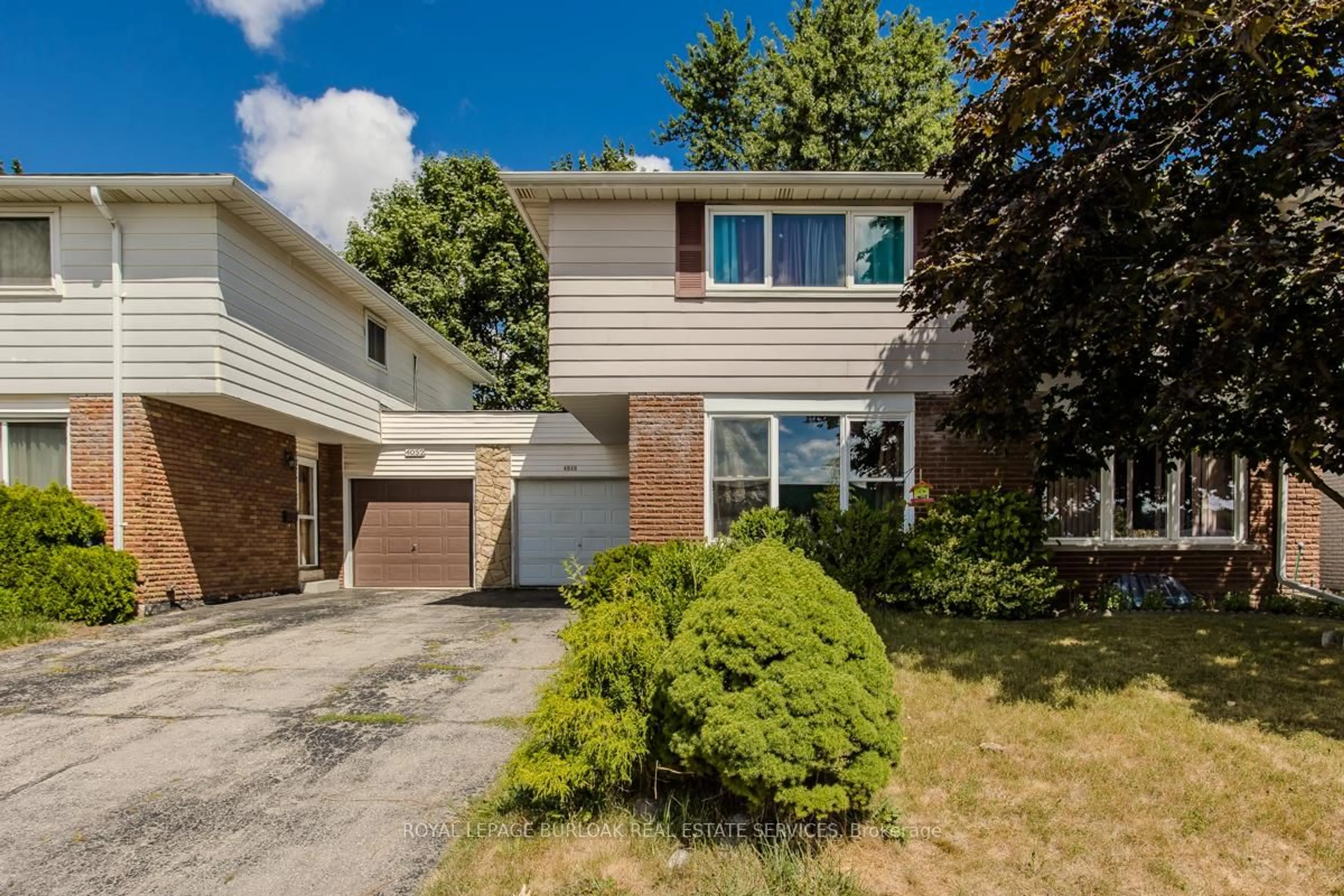 Home with vinyl exterior material, street for 4050 Longmoor Dr, Burlington Ontario L7L 1X2
