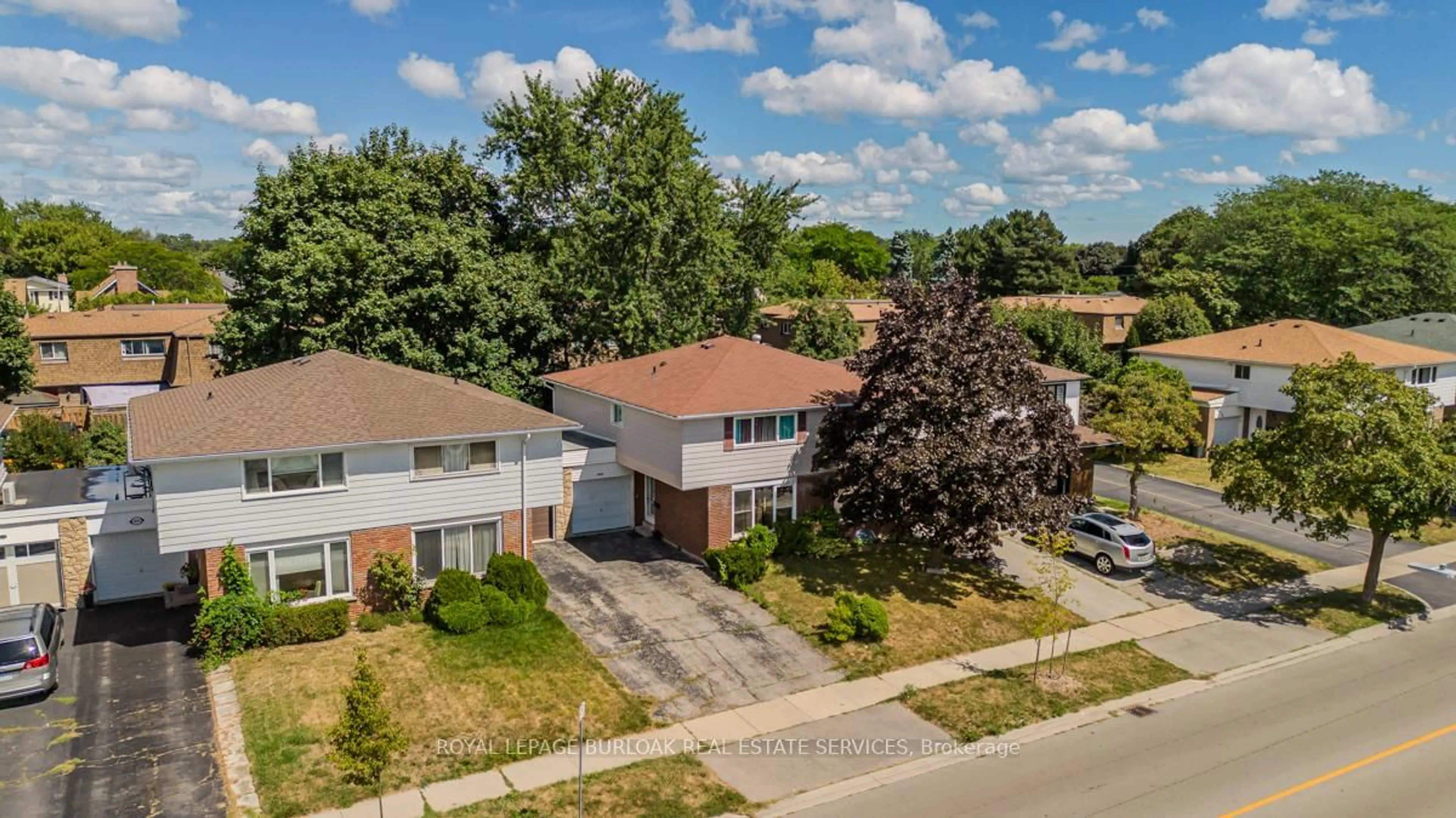 A pic from outside/outdoor area/front of a property/back of a property/a pic from drone, street for 4050 Longmoor Dr, Burlington Ontario L7L 1X2