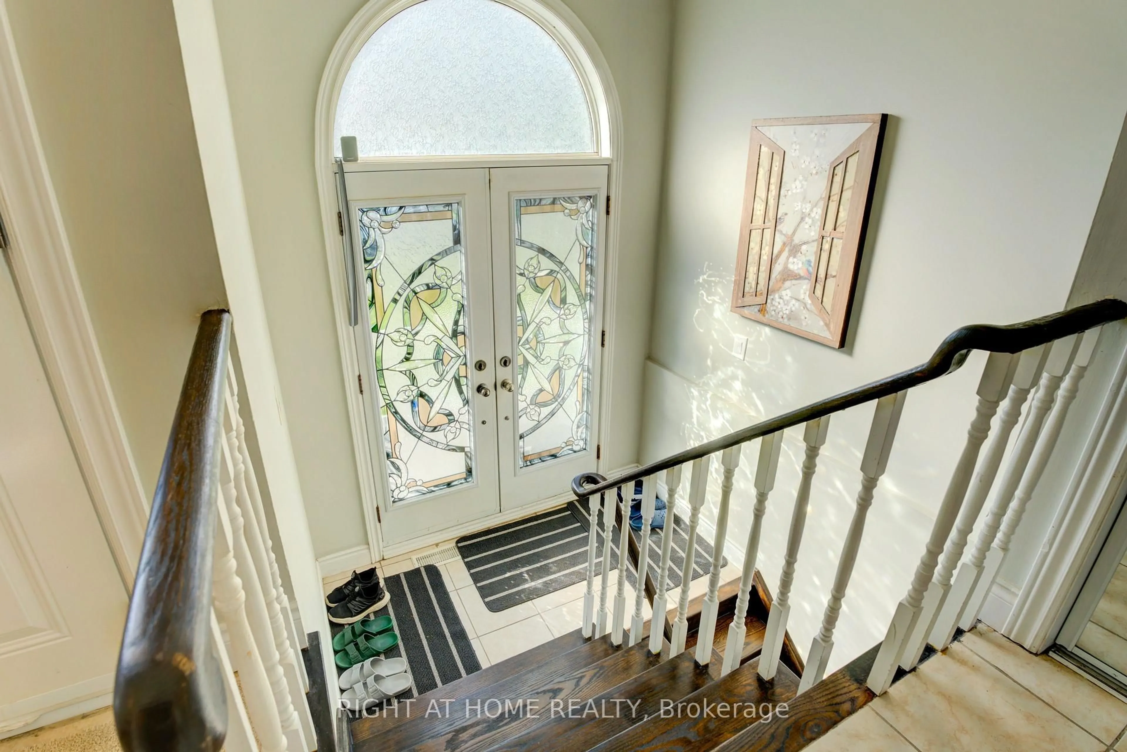 Indoor entryway for 208 Meadows Blvd, Mississauga Ontario L4Z 1J9