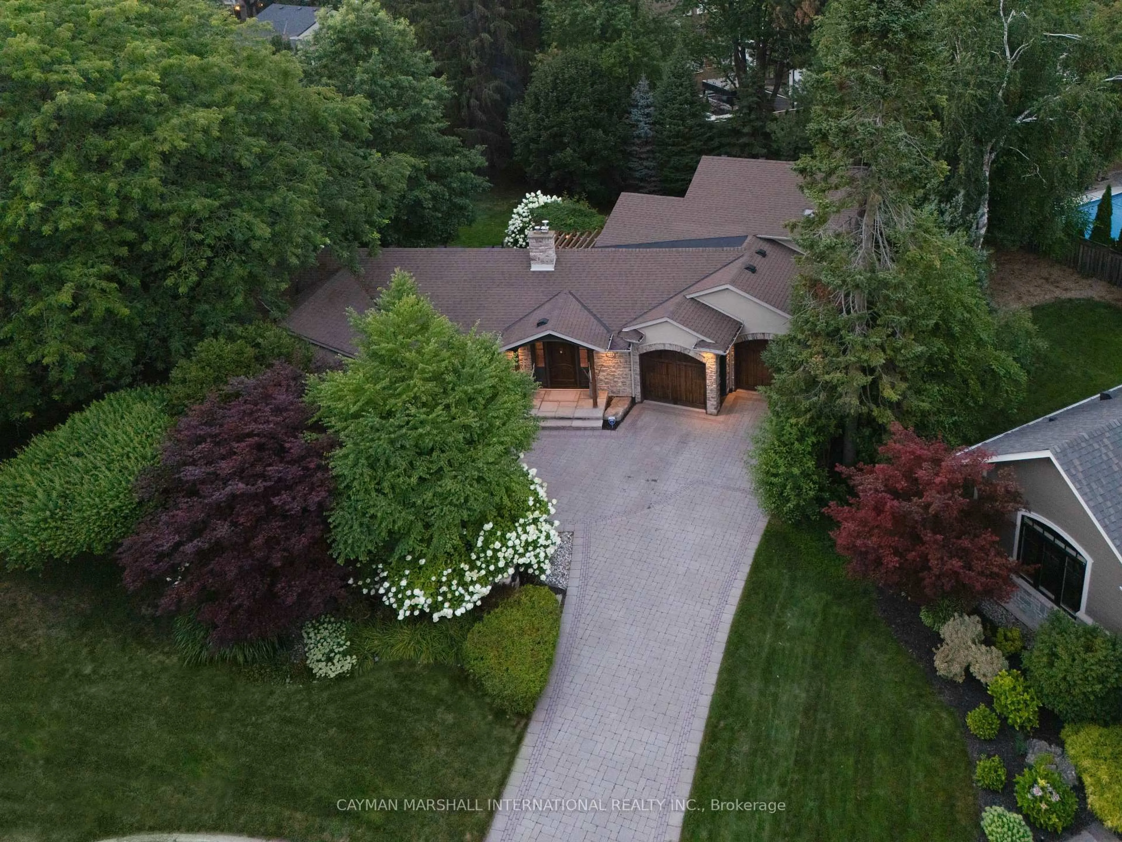 A pic from outside/outdoor area/front of a property/back of a property/a pic from drone, street for 4071 Melba Pl, Burlington Ontario L7L 2C5