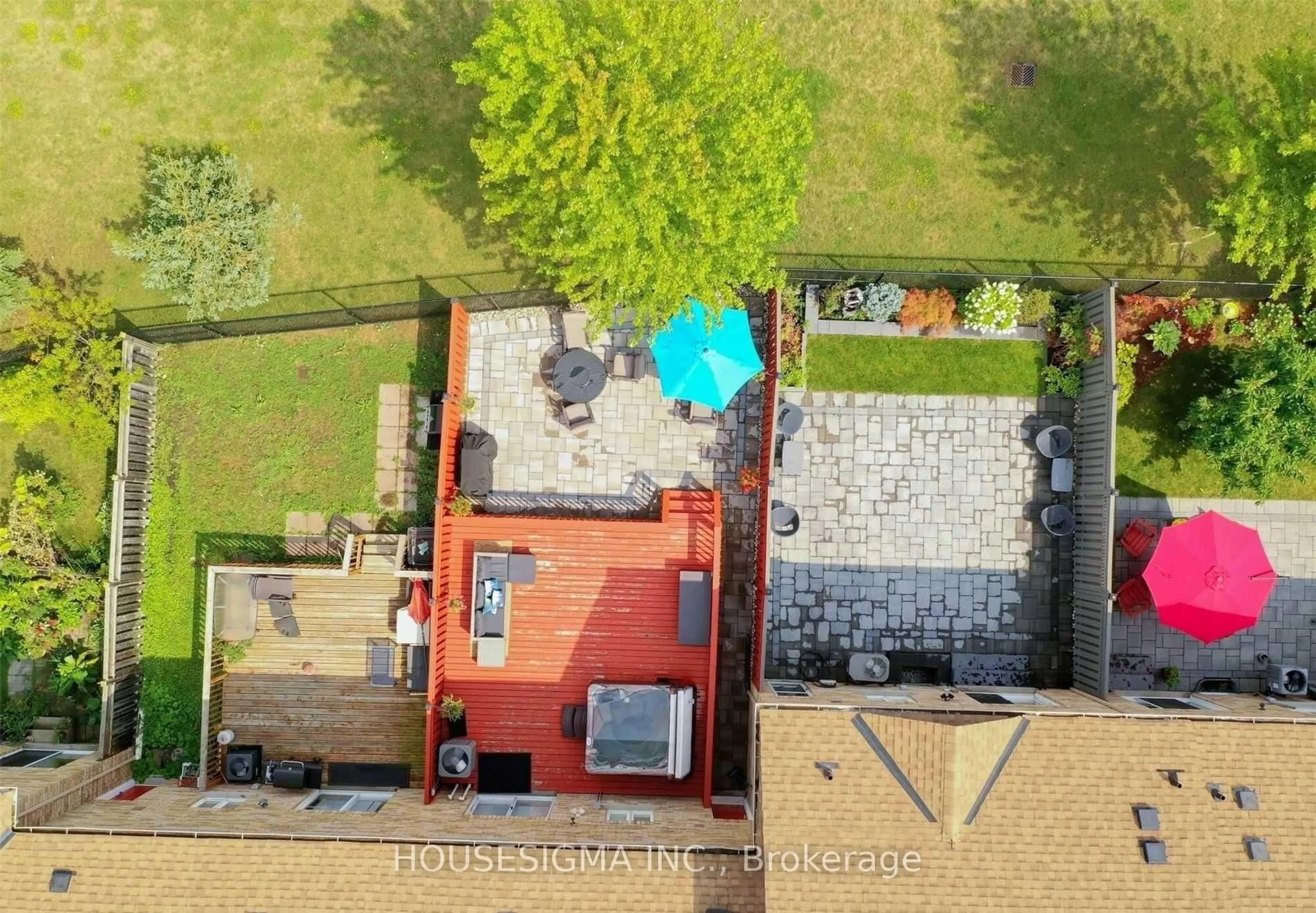 A pic from outside/outdoor area/front of a property/back of a property/a pic from drone, building for 77 Beavervalley Dr, Brampton Ontario L7A 3R3