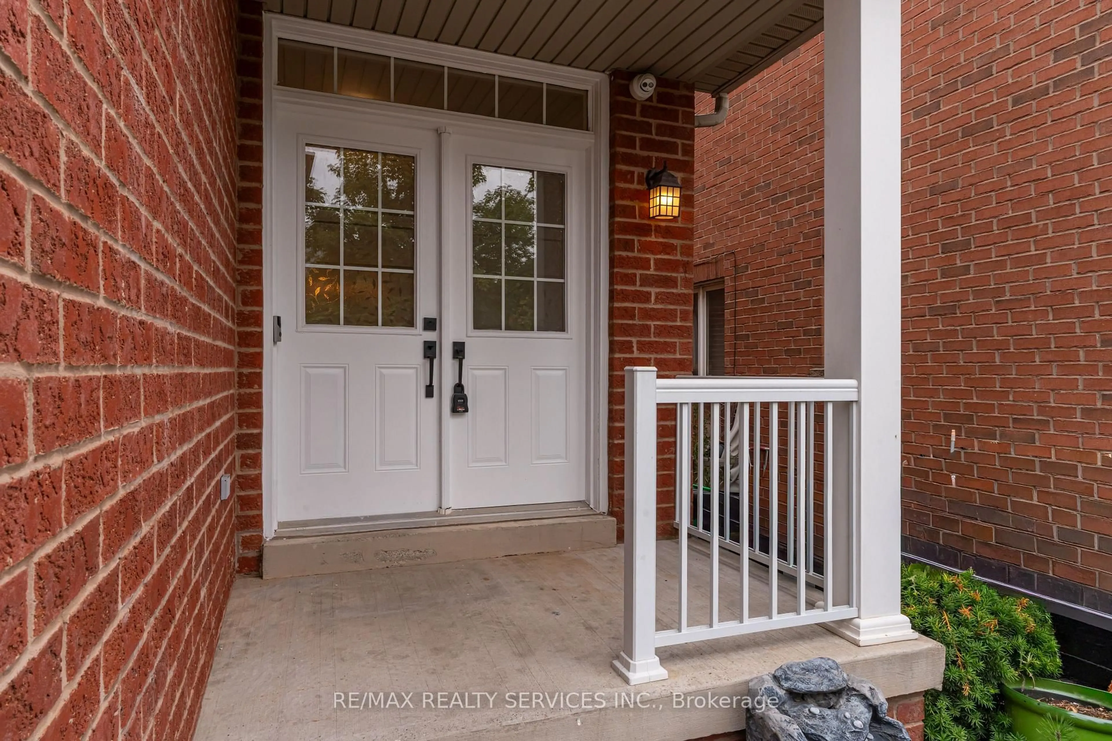 Indoor entryway for 20 Portrush Tr, Brampton Ontario L6X 0R3