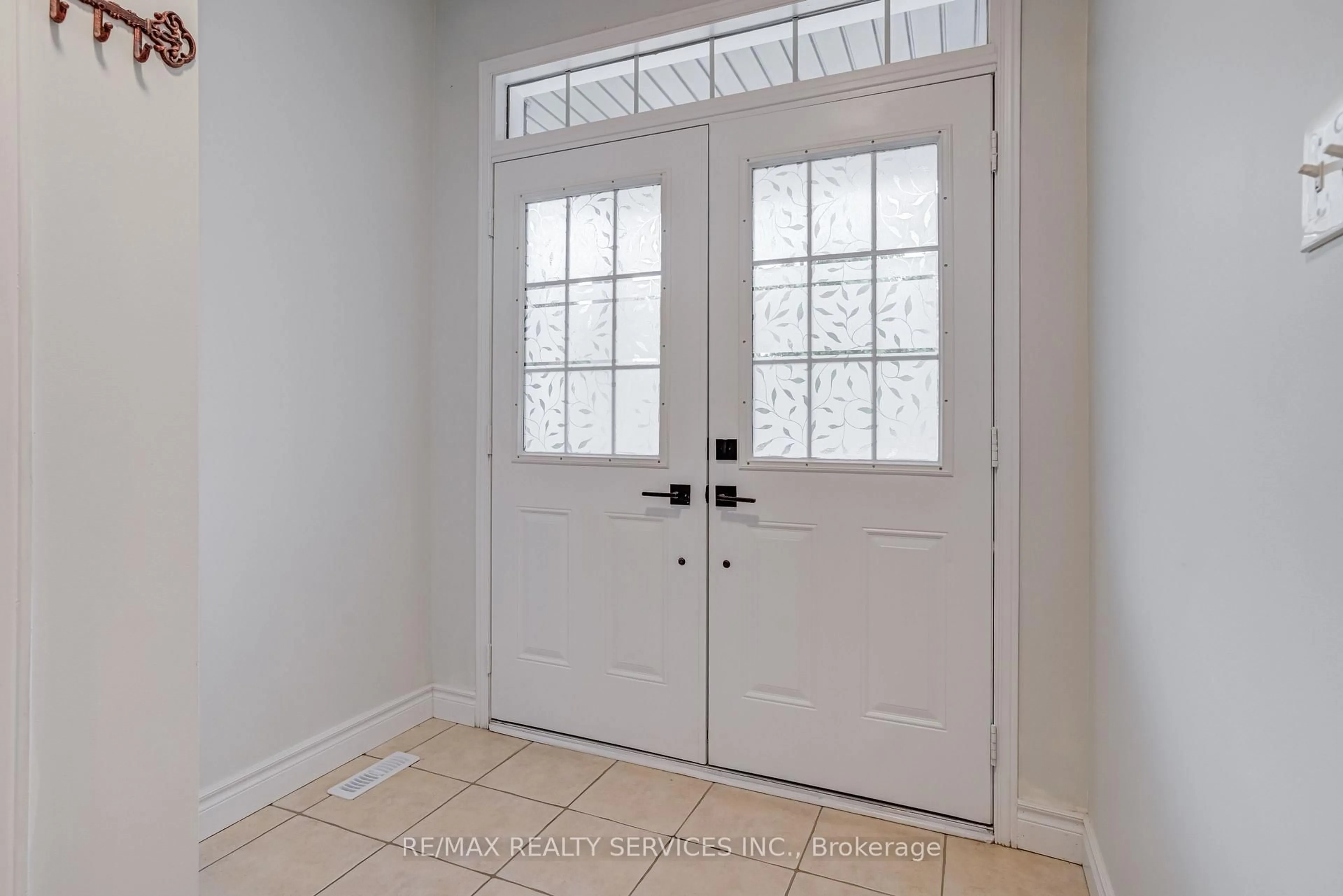 Indoor entryway for 20 Portrush Tr, Brampton Ontario L6X 0R3