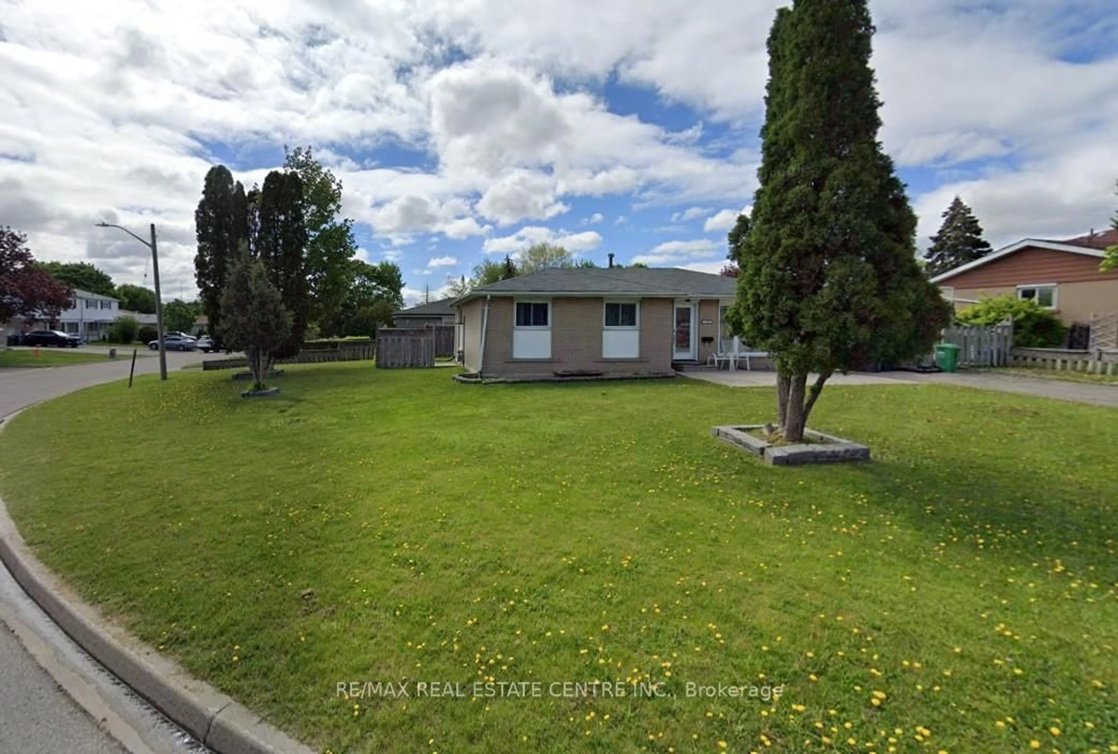 A pic from outside/outdoor area/front of a property/back of a property/a pic from drone, street for 132 Brentwood Dr, Brampton Ontario L6T 1R2
