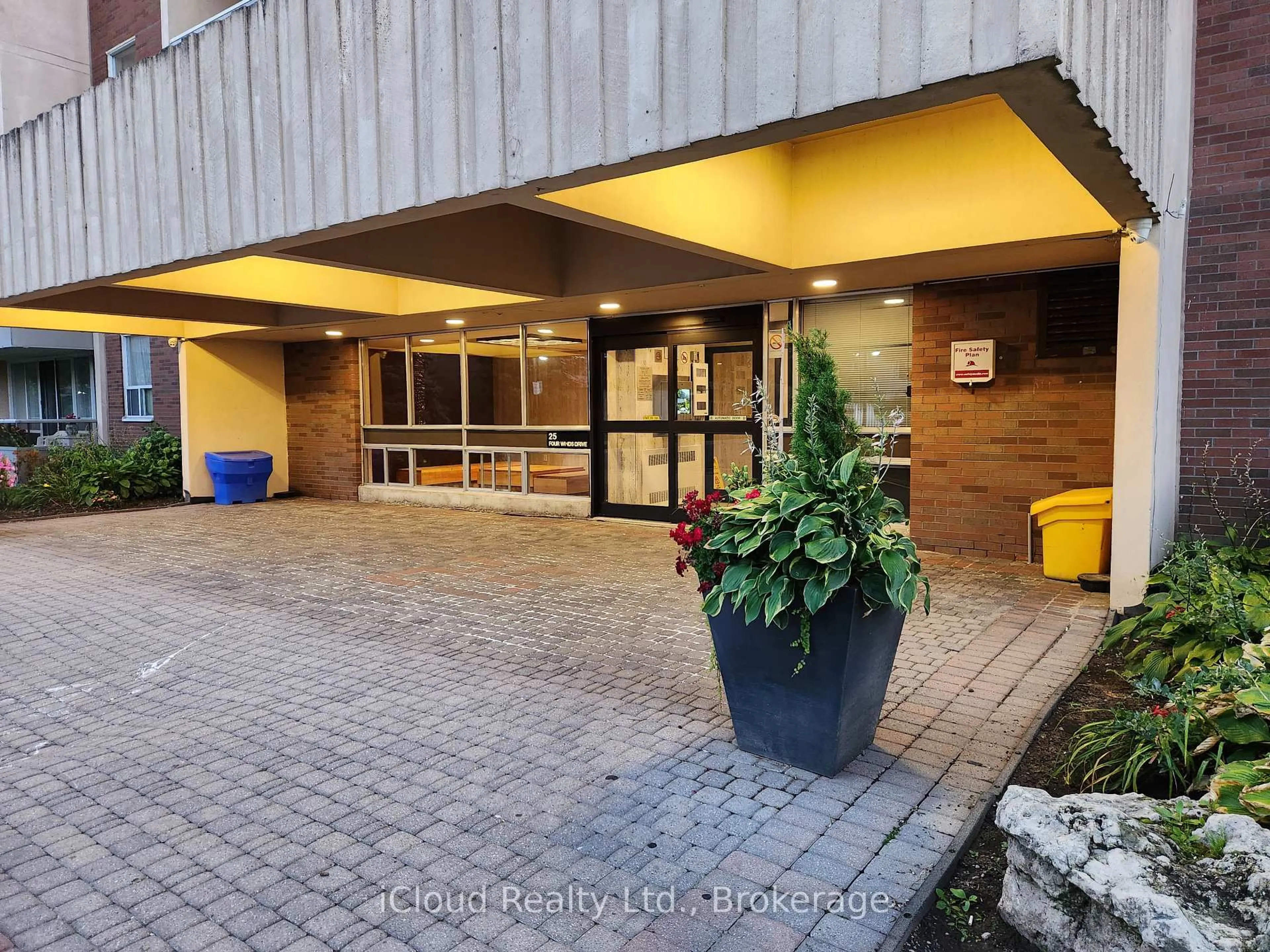 Indoor foyer for 25 Four Winds Dr #609, Toronto Ontario M3J 1K8