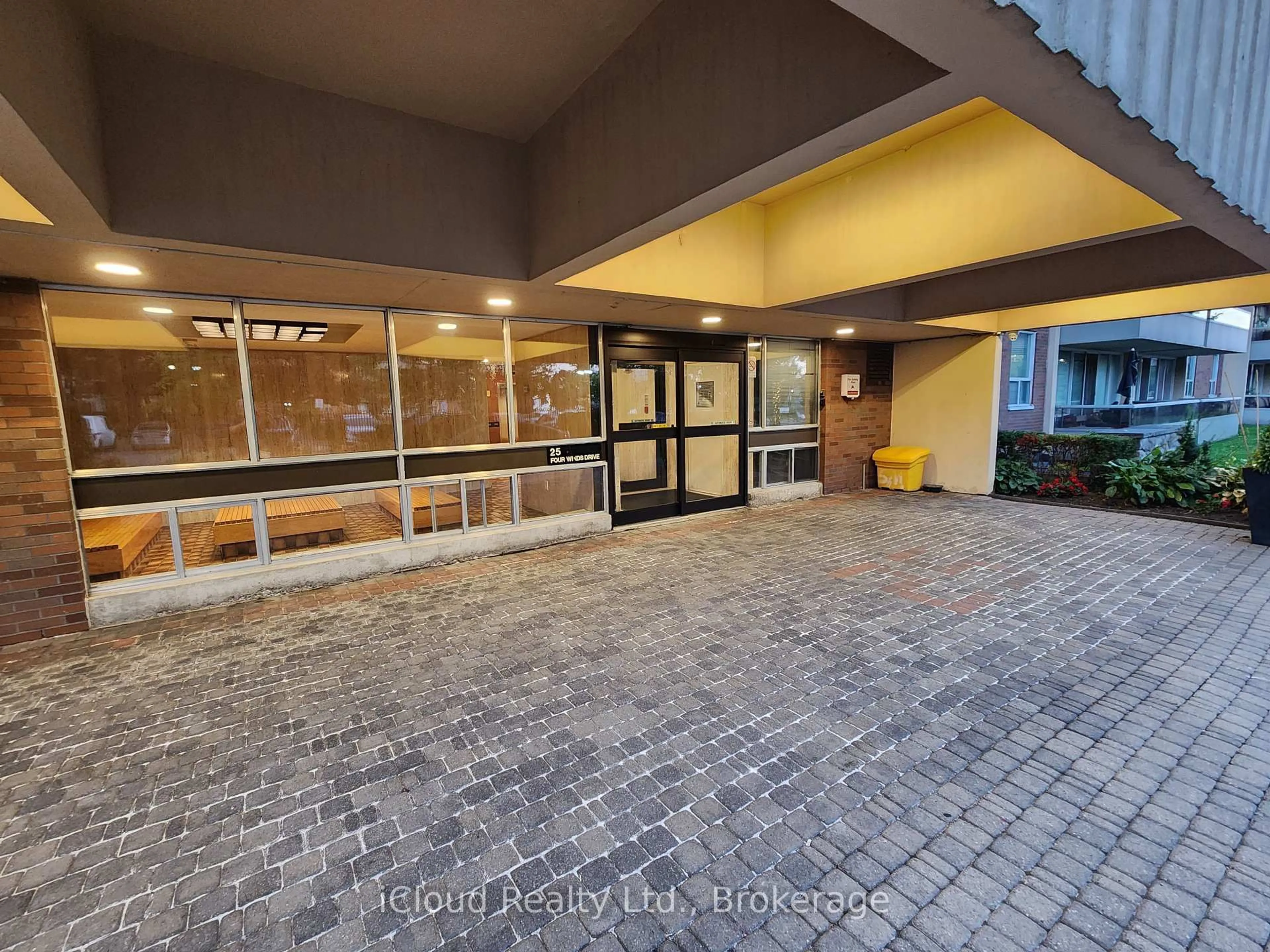 Indoor foyer for 25 Four Winds Dr #609, Toronto Ontario M3J 1K8