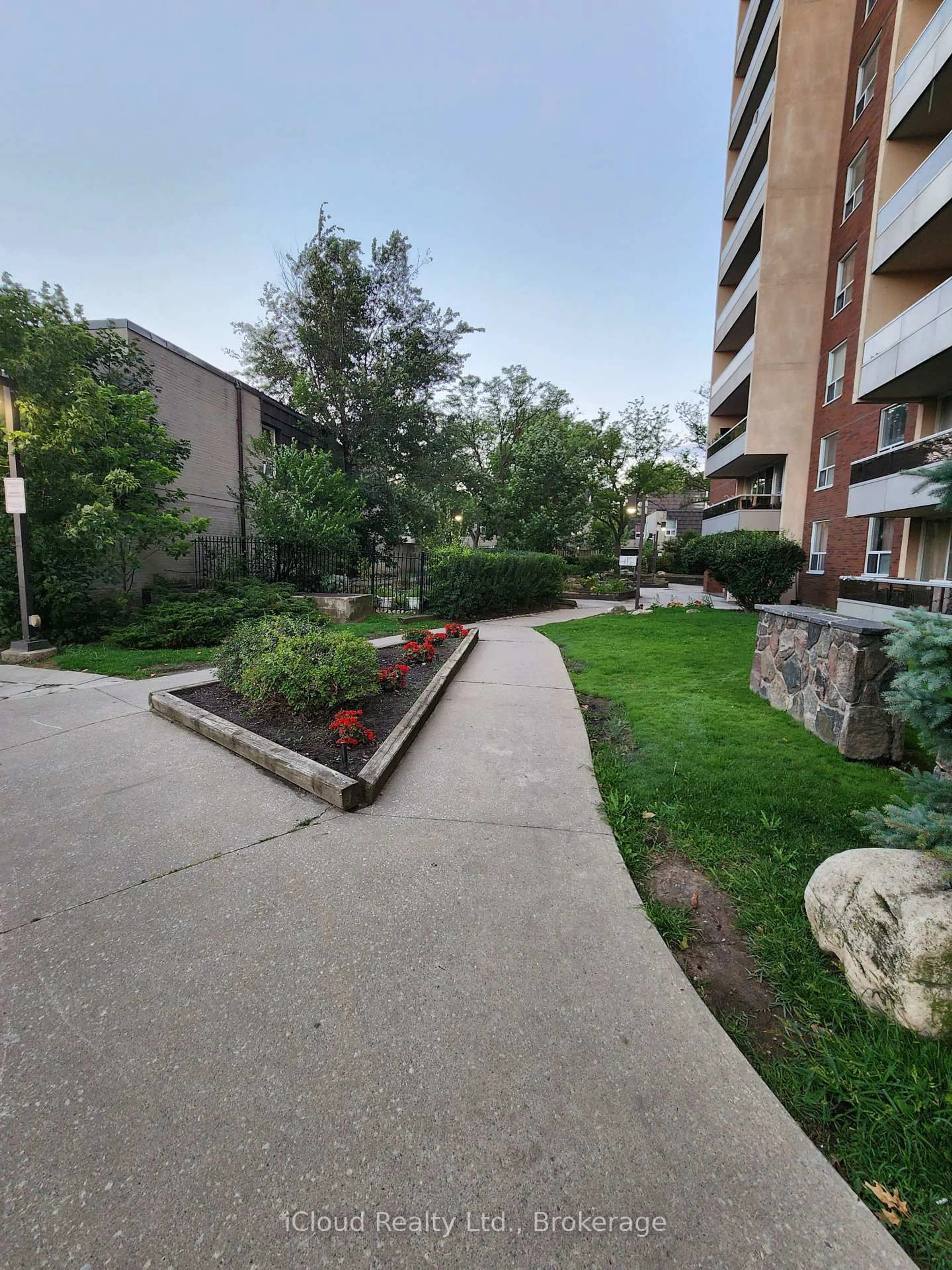 Patio, street for 25 Four Winds Dr #609, Toronto Ontario M3J 1K8