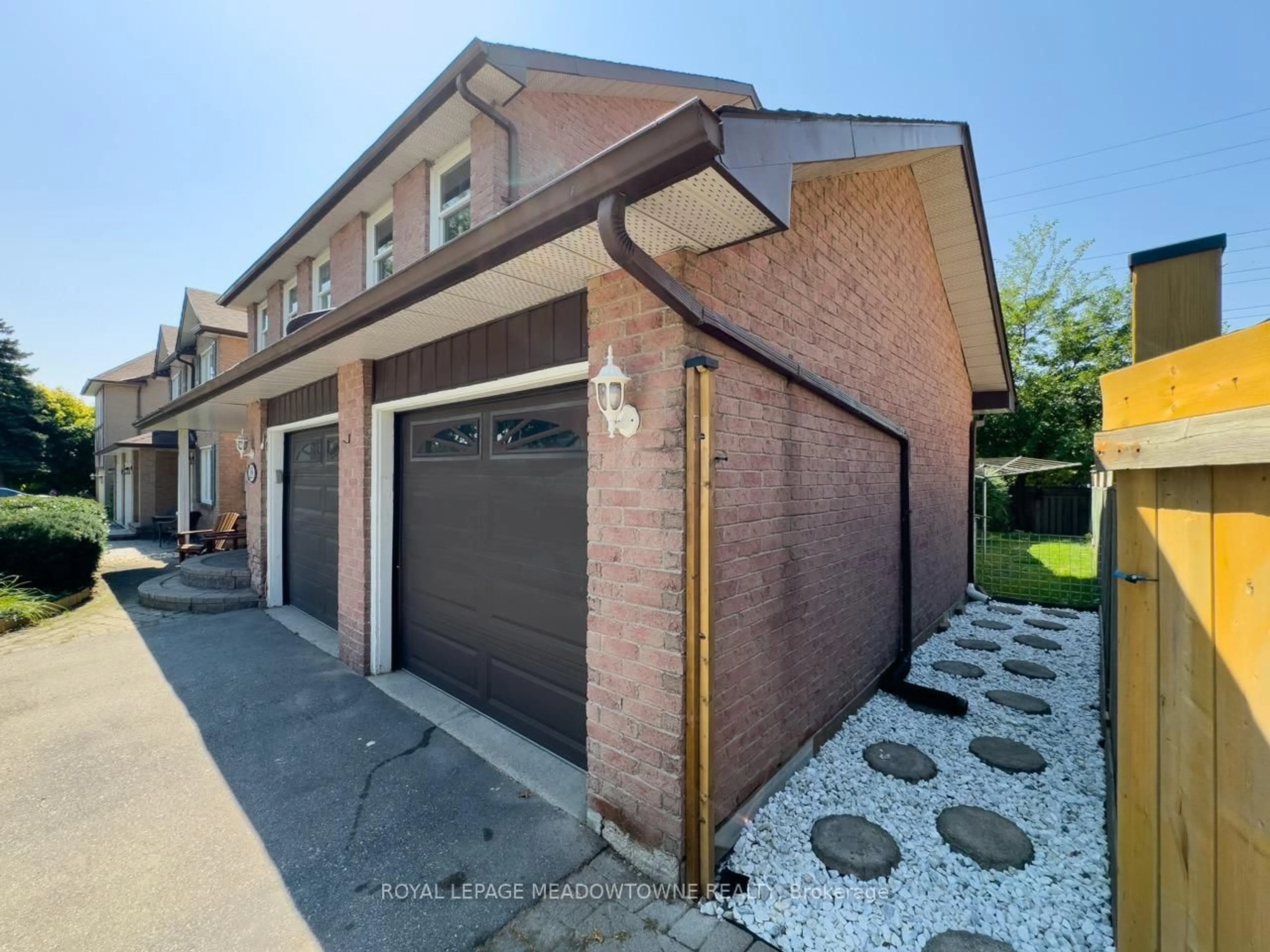Home with brick exterior material, street for 18 Cotswold Crt, Halton Hills Ontario L7G 5E5