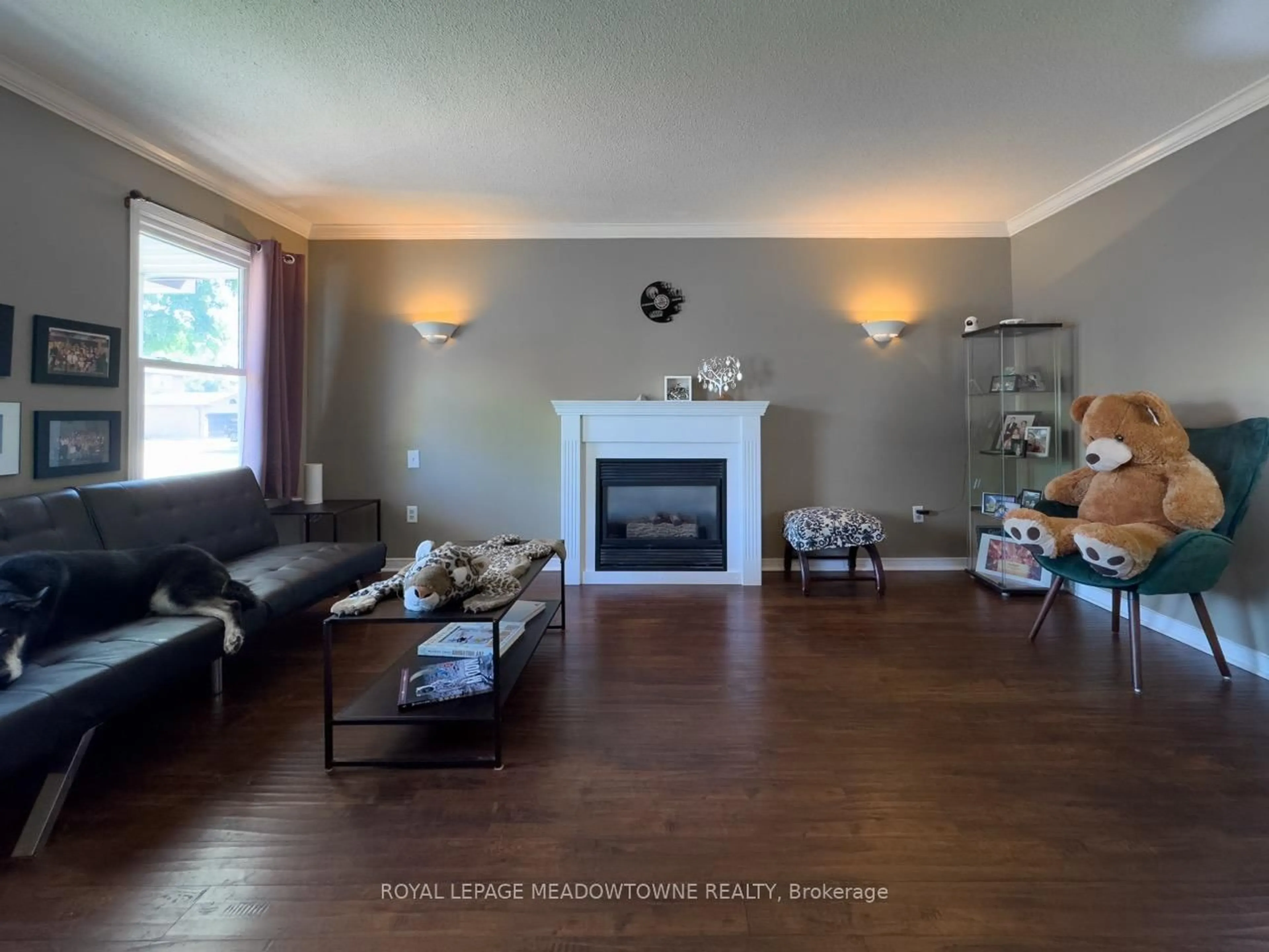 Living room with furniture, wood/laminate floor for 18 Cotswold Crt, Halton Hills Ontario L7G 5E5