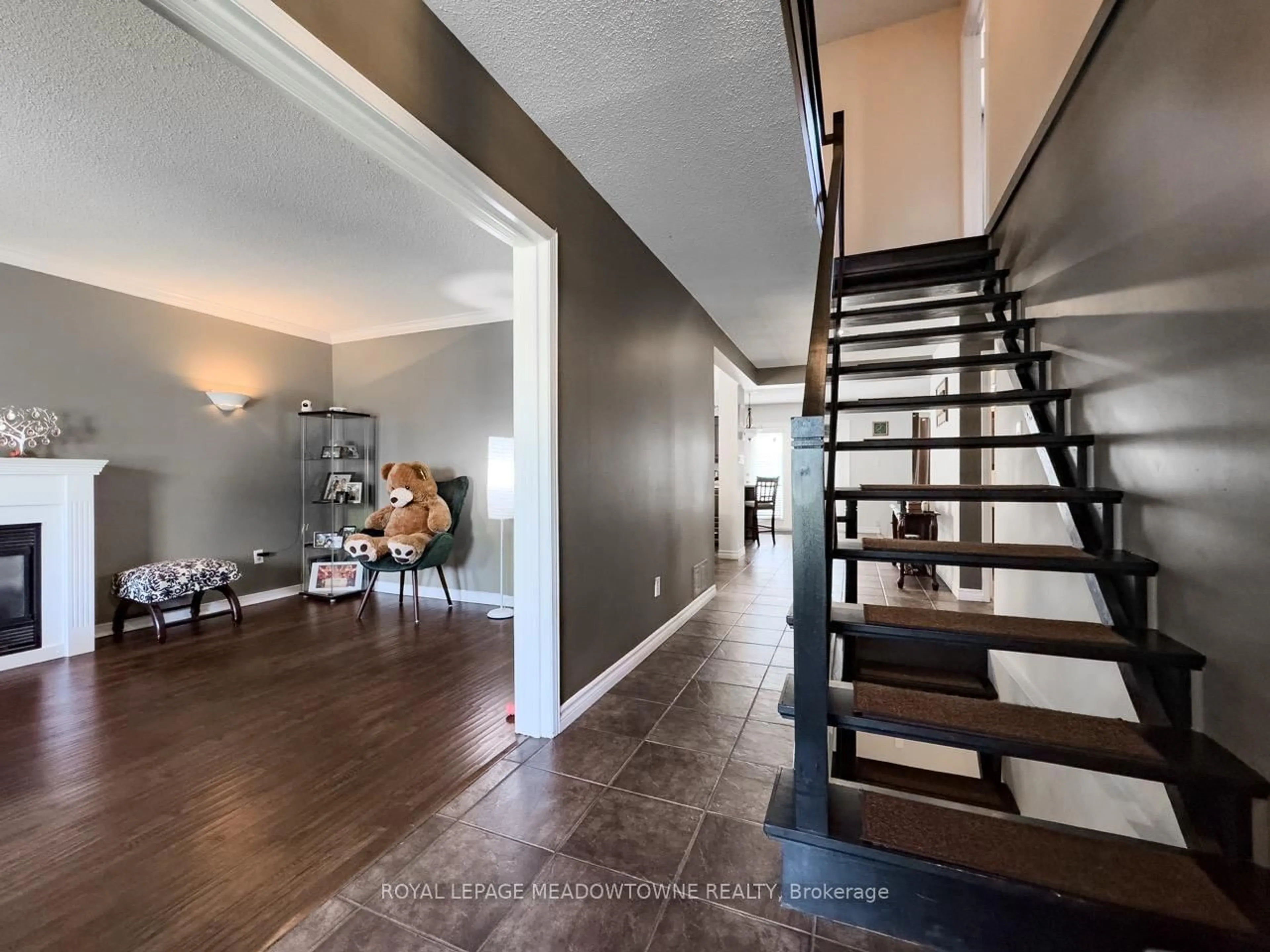 Indoor entryway for 18 Cotswold Crt, Halton Hills Ontario L7G 5E5