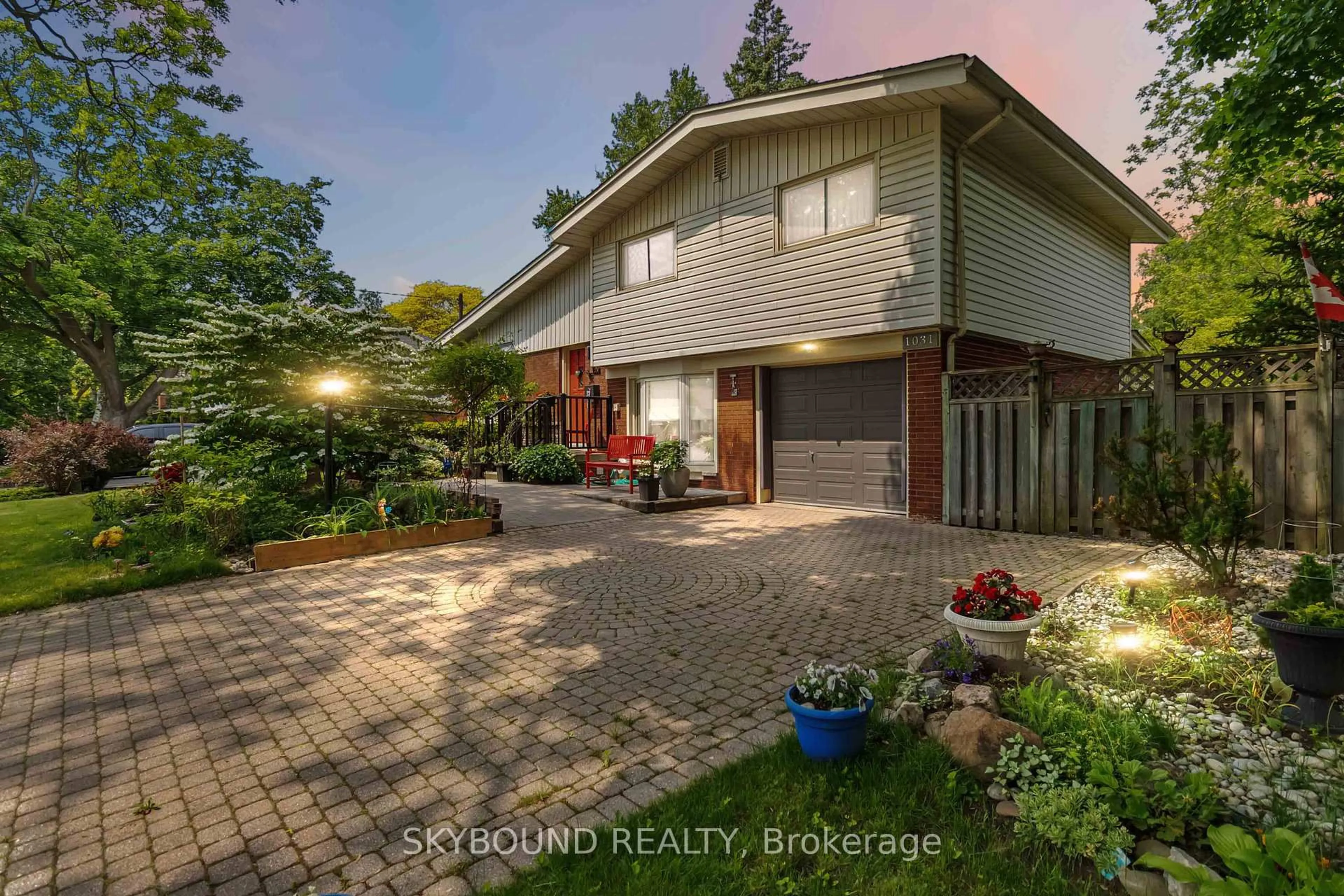 A pic from outside/outdoor area/front of a property/back of a property/a pic from drone, street for 1031 Marley Cres, Burlington Ontario L7T 3S3