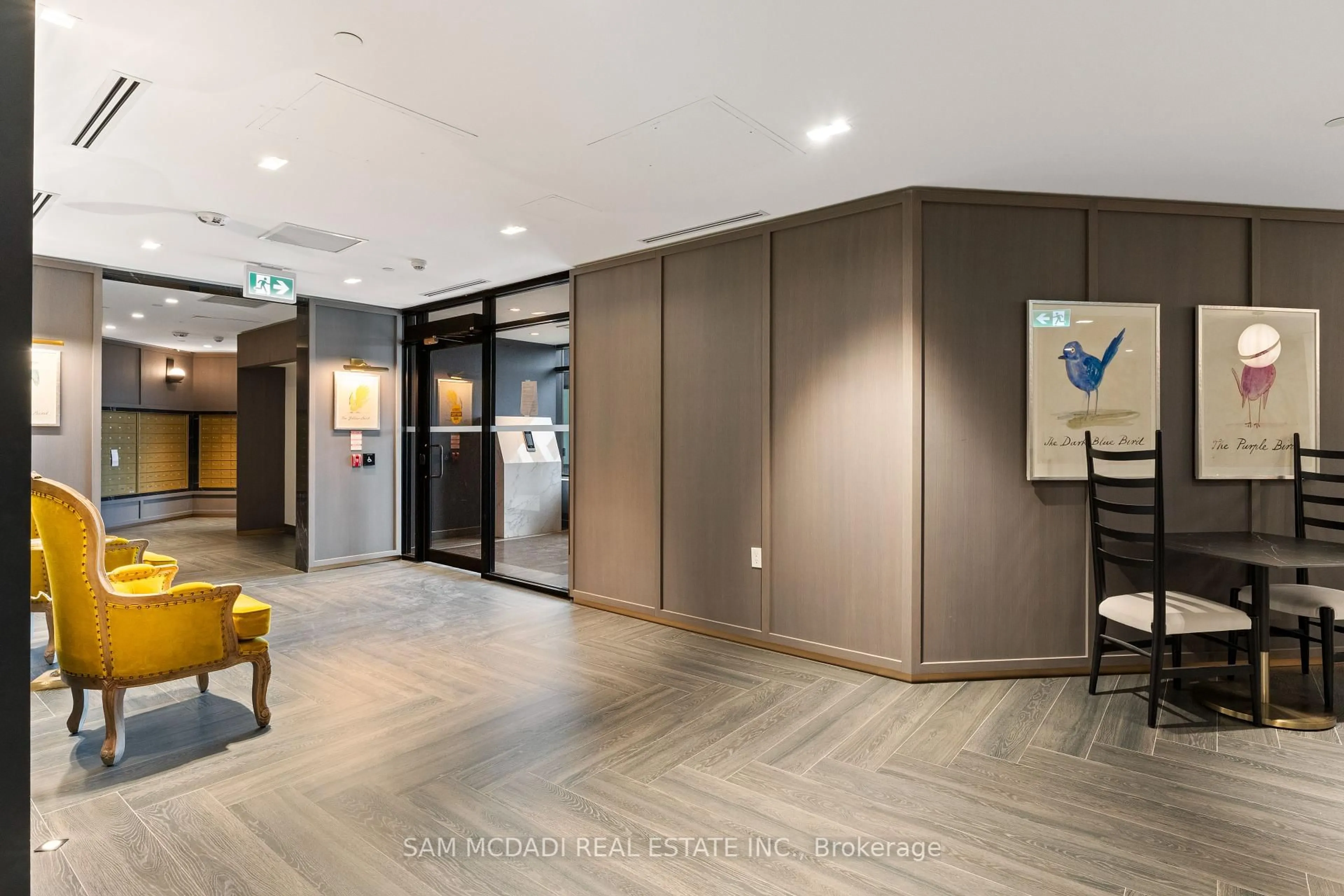 Indoor foyer for 395 Dundas St #819, Oakville Ontario L6M 4L9