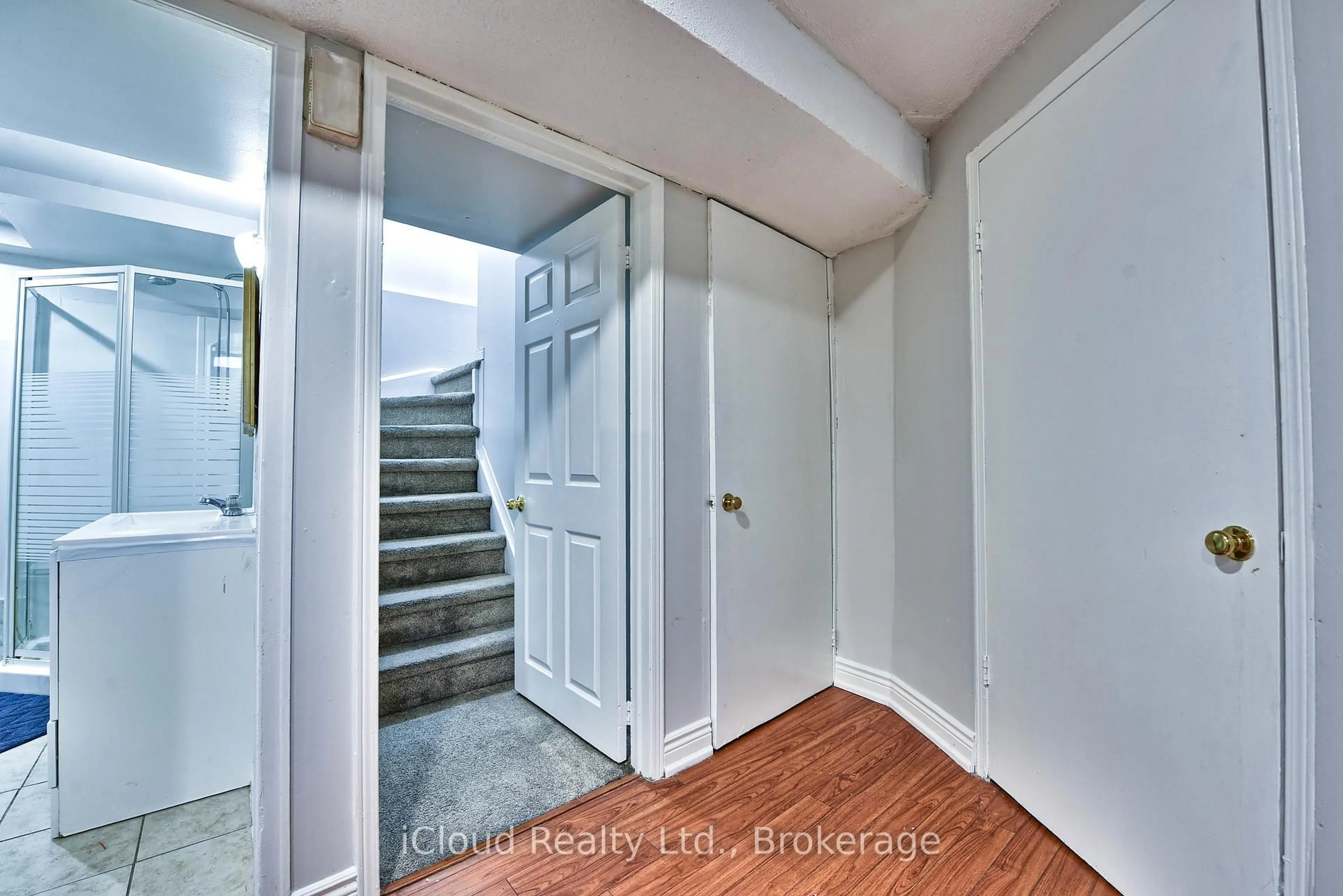 Indoor entryway for 14 Timberlane Dr, Brampton Ontario L6Y 3Y3