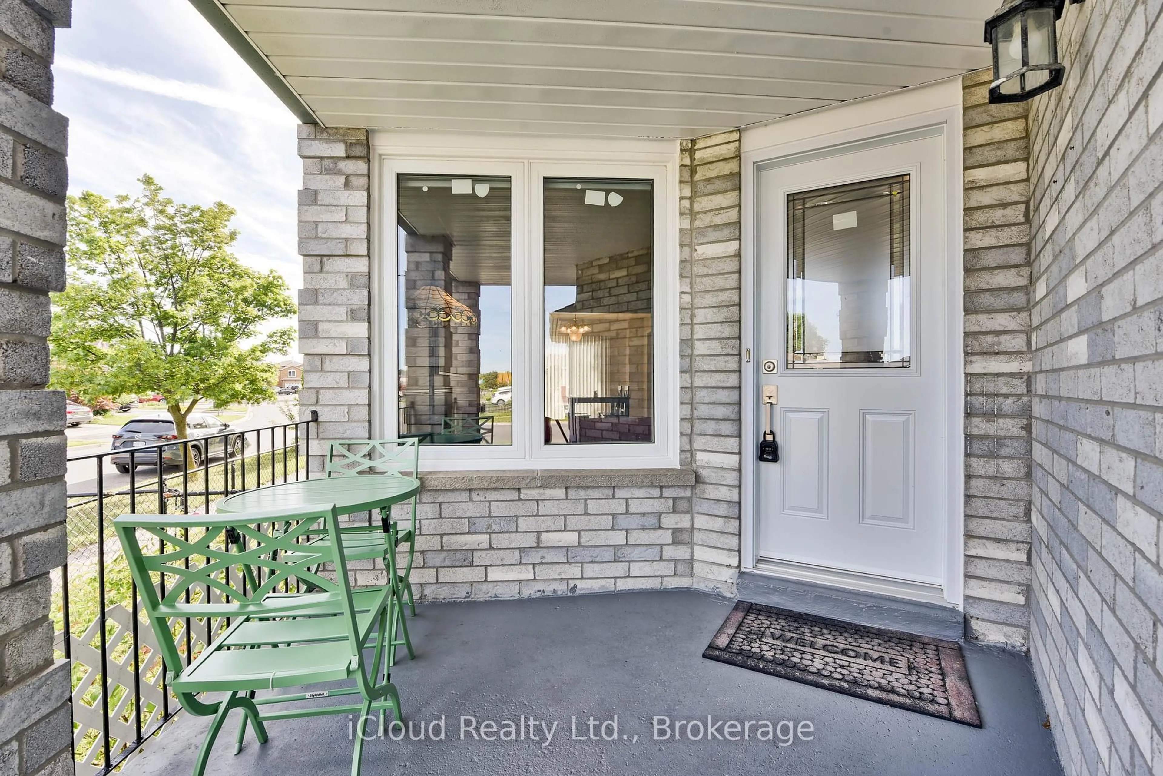 Indoor entryway for 14 Timberlane Dr, Brampton Ontario L6Y 3Y3
