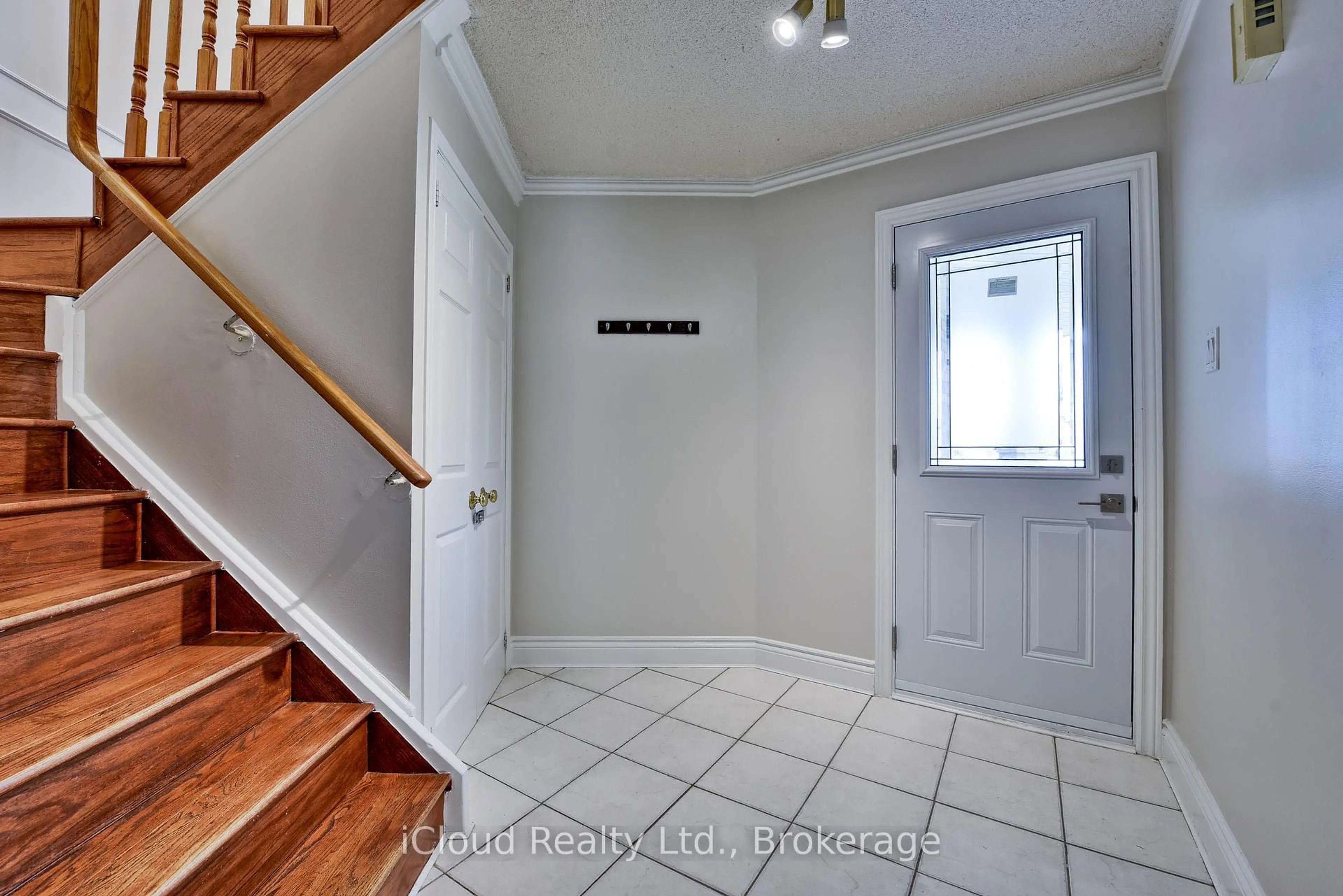 Indoor entryway for 14 Timberlane Dr, Brampton Ontario L6Y 3Y3