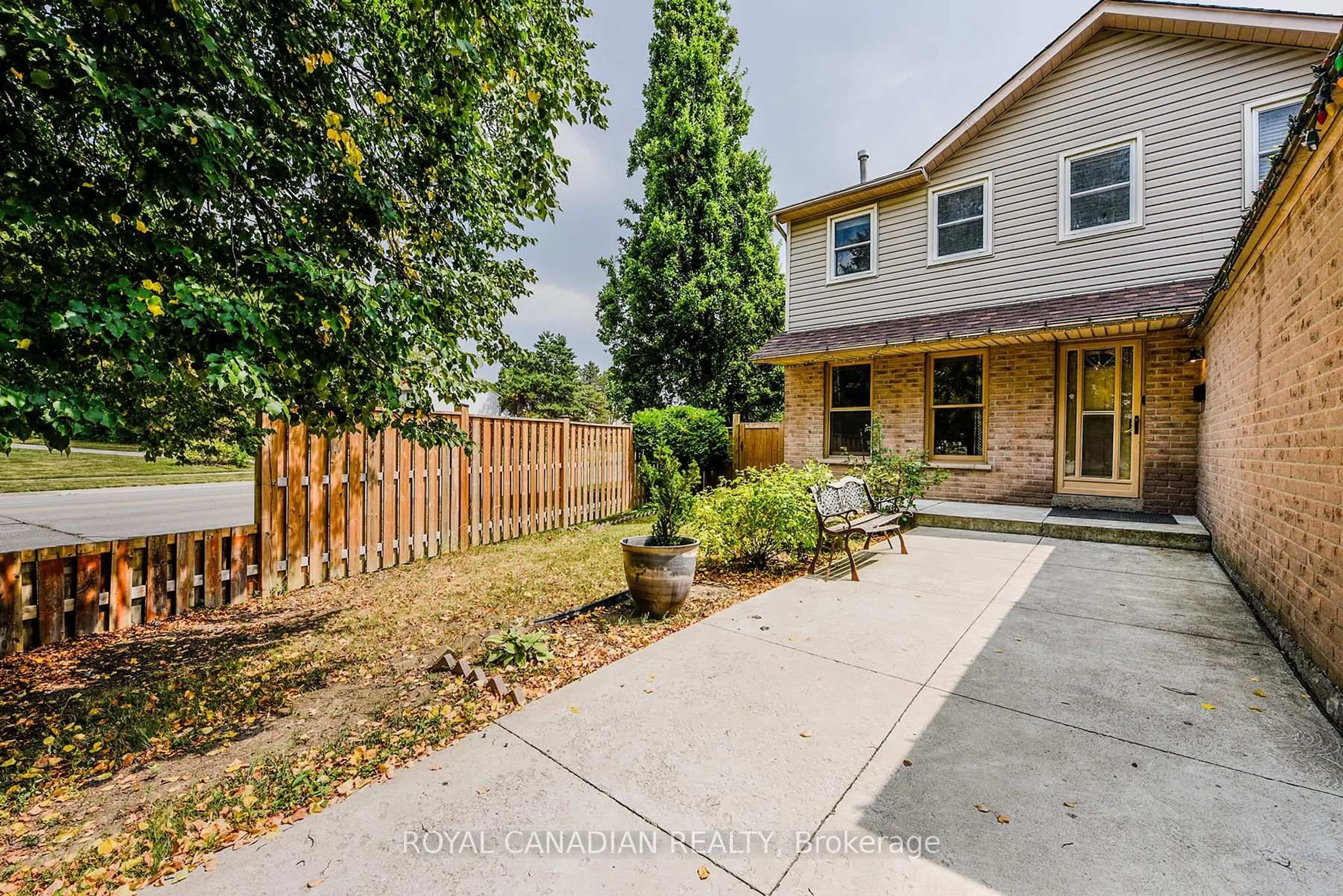 A pic from outside/outdoor area/front of a property/back of a property/a pic from drone, street for 2 Mayberry Crt, Brampton Ontario L6S 5A9