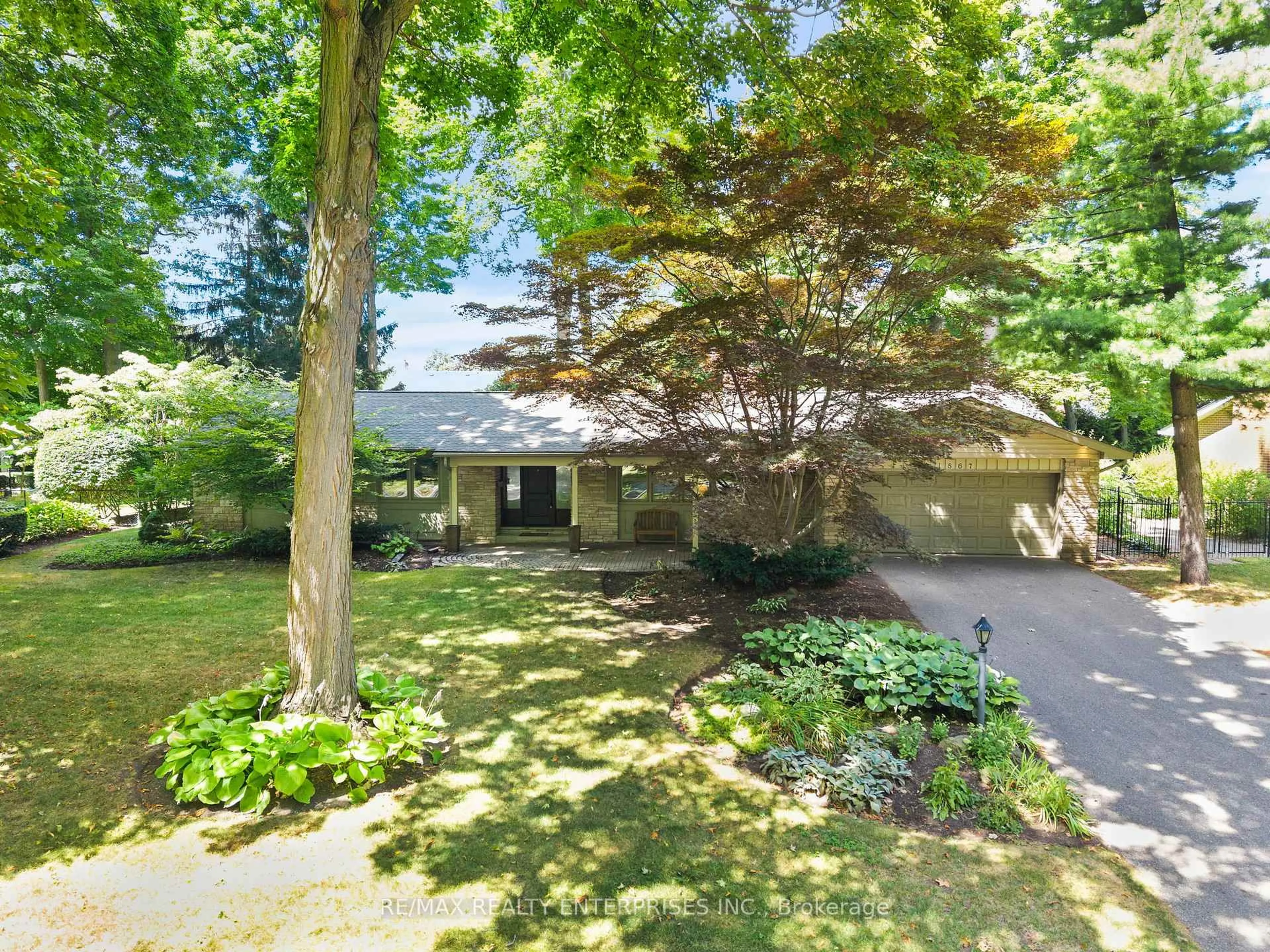 A pic from outside/outdoor area/front of a property/back of a property/a pic from drone, street for 1867 Will Scarlett Dr, Mississauga Ontario L5K 1J6