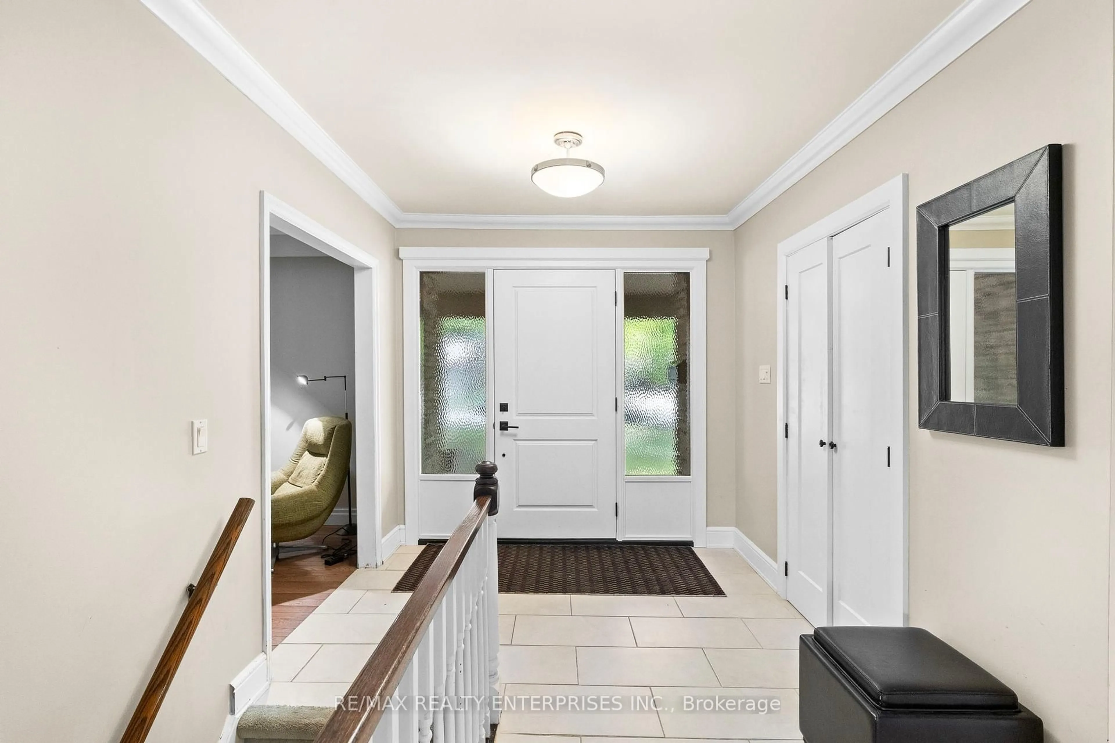 Indoor entryway for 1867 Will Scarlett Dr, Mississauga Ontario L5K 1J6