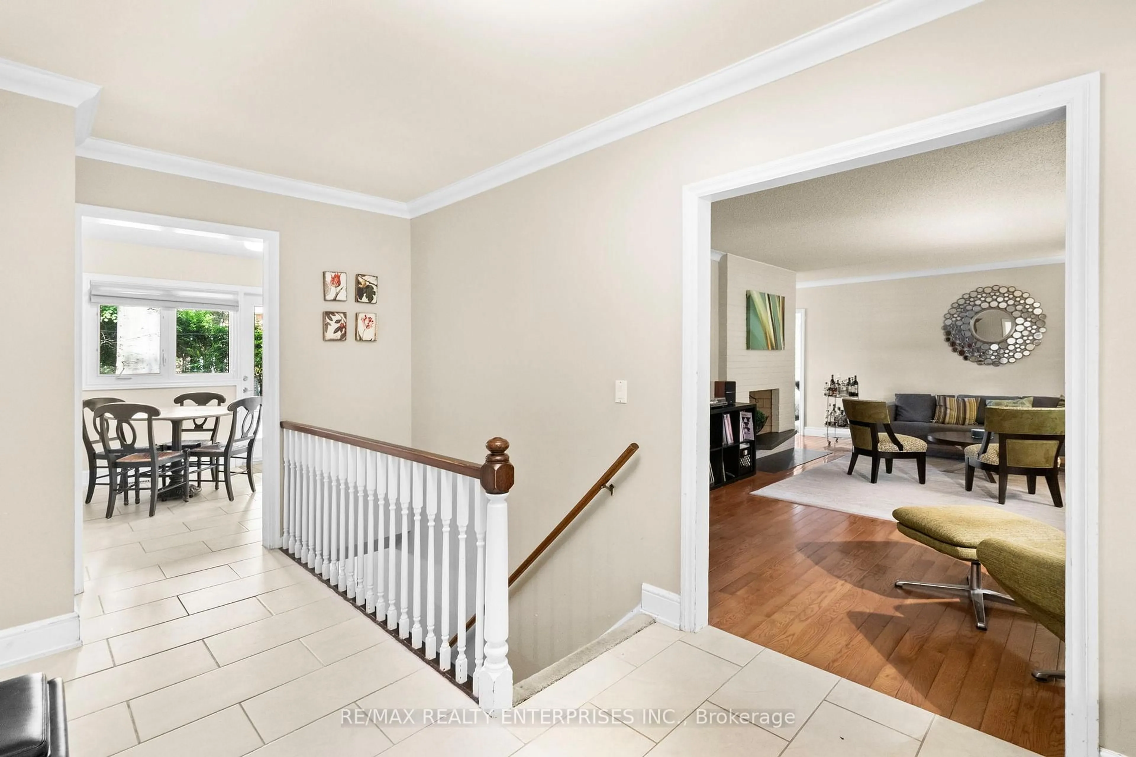 Indoor entryway for 1867 Will Scarlett Dr, Mississauga Ontario L5K 1J6